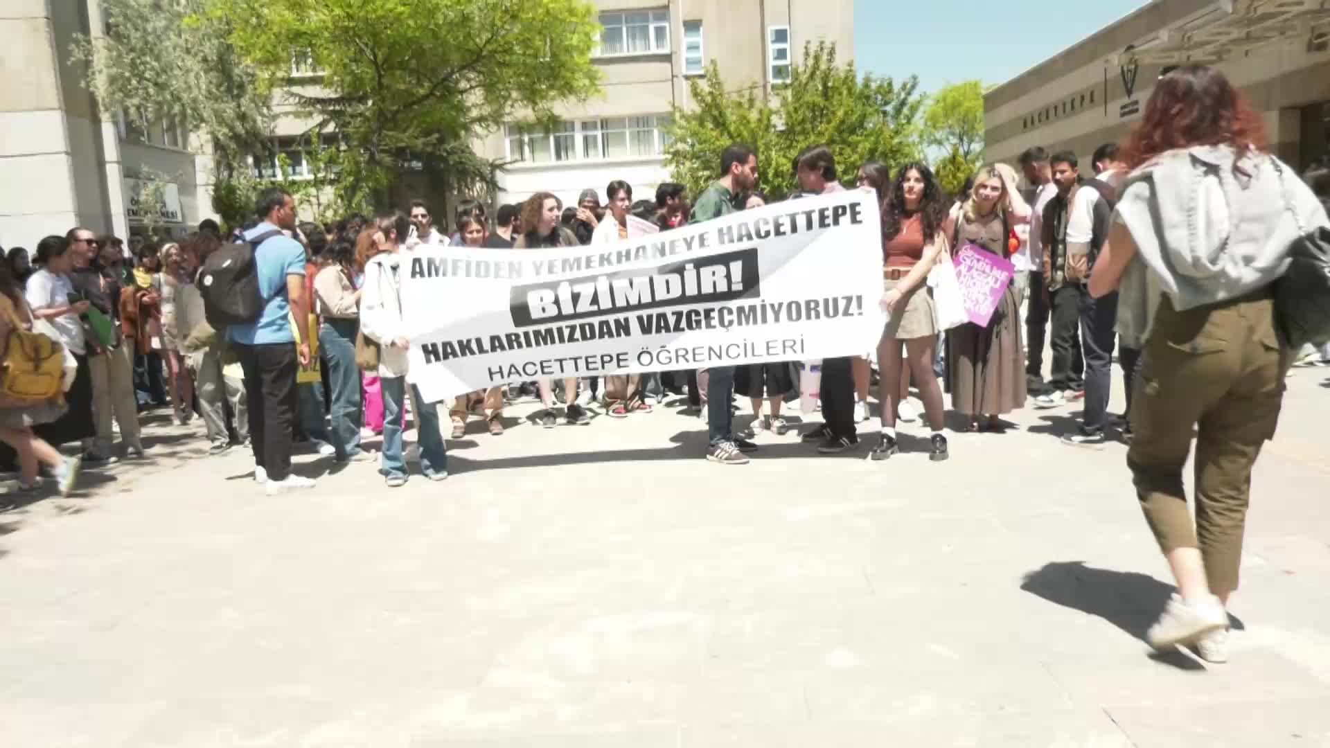 HACETTEPE ÖĞRENCİLERİ YEMEKHANE ZAMMINI VE AMFİTİYATRONUN KİRALANMASINI PROTESTO ETTİ