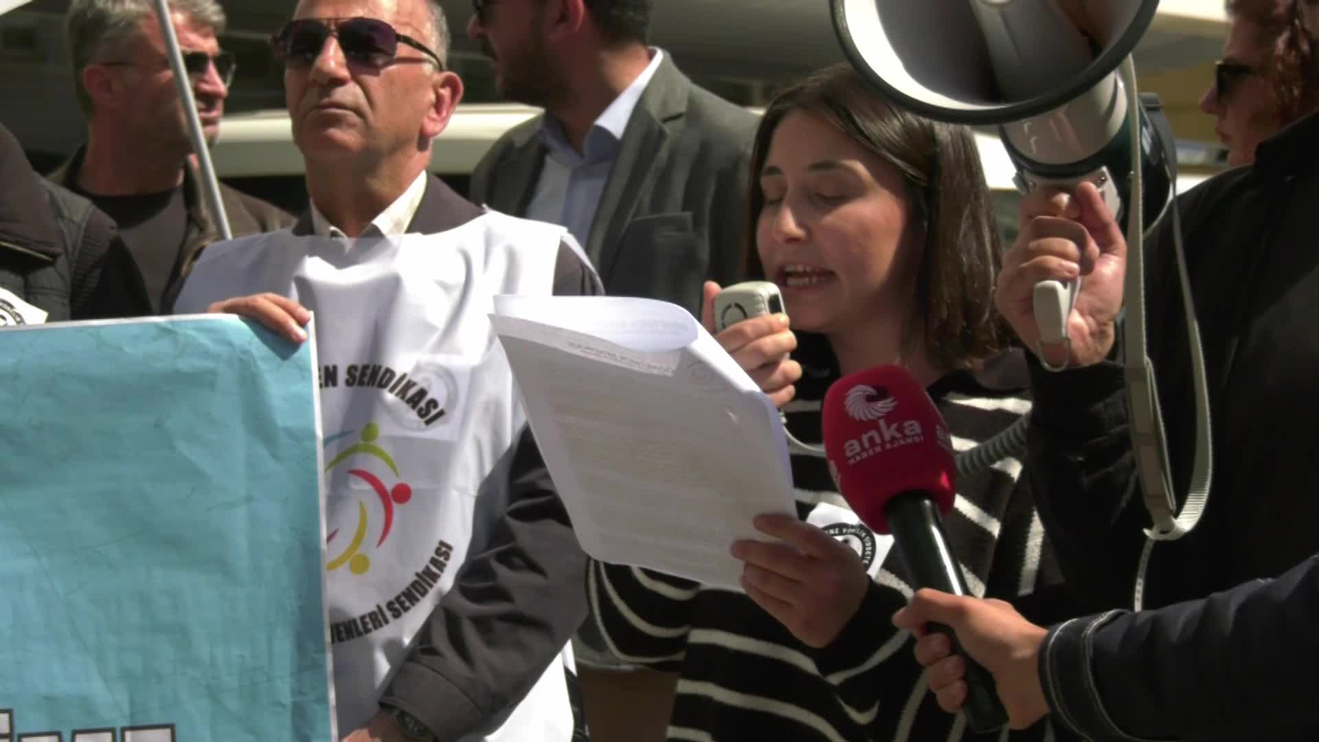 ÖZEL SEKTÖR ÖĞRETMENLERİ SENDİKASI'NDAN TED GENEL MERKEZİ ÖNÜNDE "ALİAĞA KOLEJİ" PROTESTOSU: "TED'İN MEŞALESİ ÖĞRETMENİ YAKIYOR"