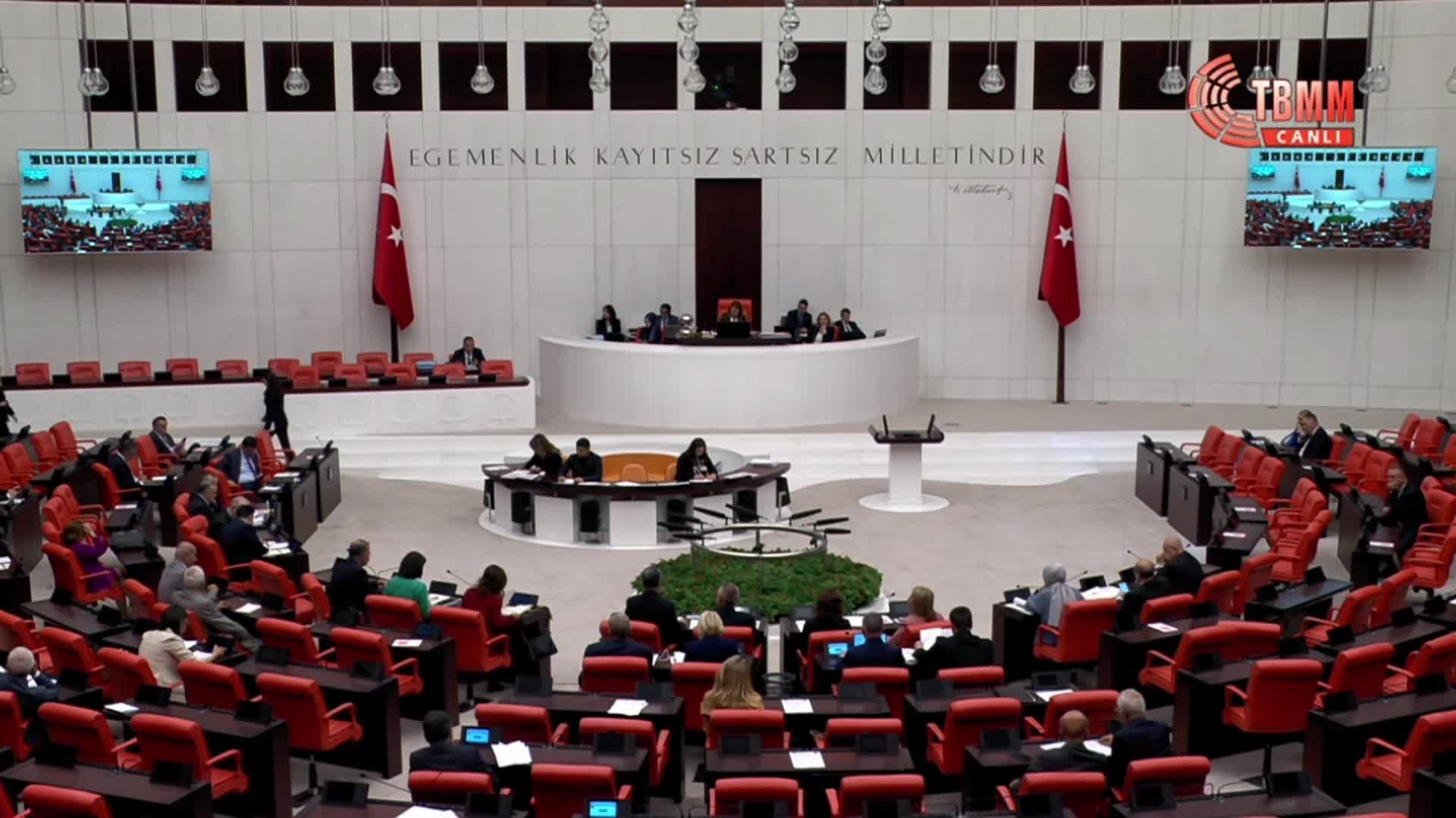 TBMM'DE CHP VE AKP ARASINDA "AKRABA ATAMALARI" TARTIŞMASI... GÜNAYDIN'DAN ŞAHİN USTAYA: "TROLLERİN PEŞİNE BİR GRUP BAŞKANVEKİLİ DÜŞMEZ"