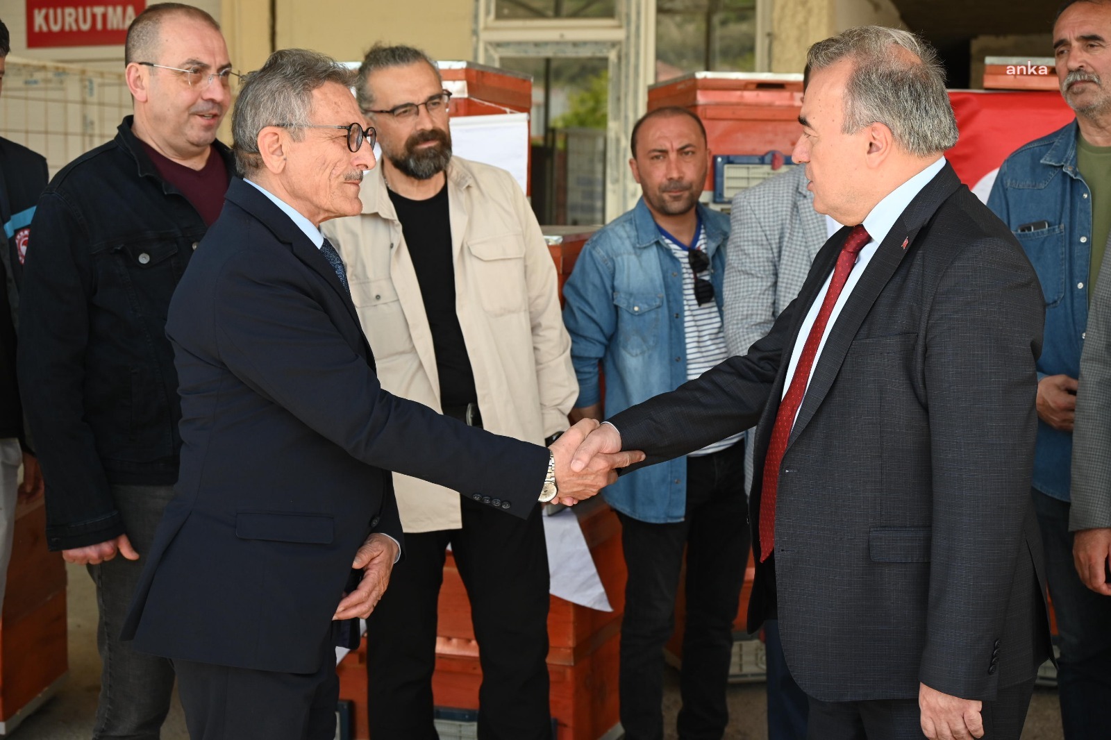 BOZÜYÜK’TE 21 ARICIYA YÜZDE 50 HİBELİ KOVAN DESTEĞİ