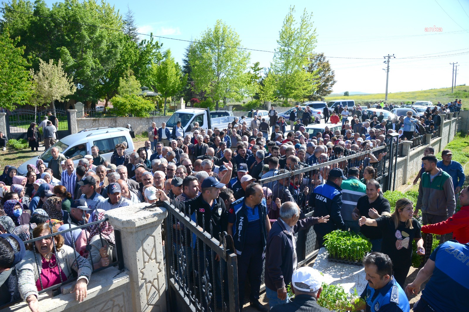 KIRŞEHİR BELEDİYESİ’NİN GERİ DÖNÜŞÜM KAMPANYASINA KATILAN ÜRETİCİLER FİDELERİNİ ALIYOR