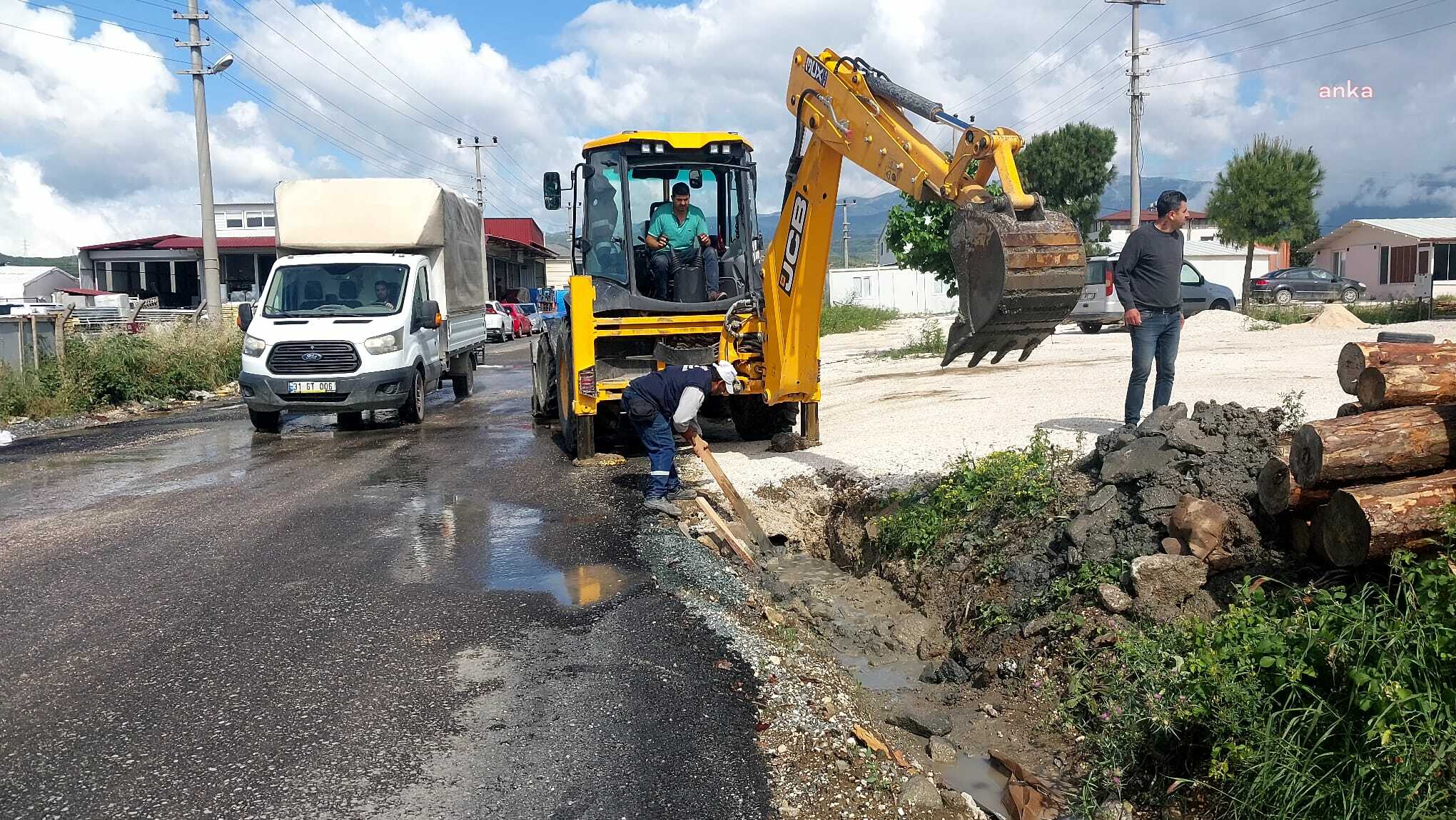 HATAY BÜYÜKŞEHİR'DEN ÇEVRE DÜZENLEME VE YOL BAKIM ÇALIŞMALARI