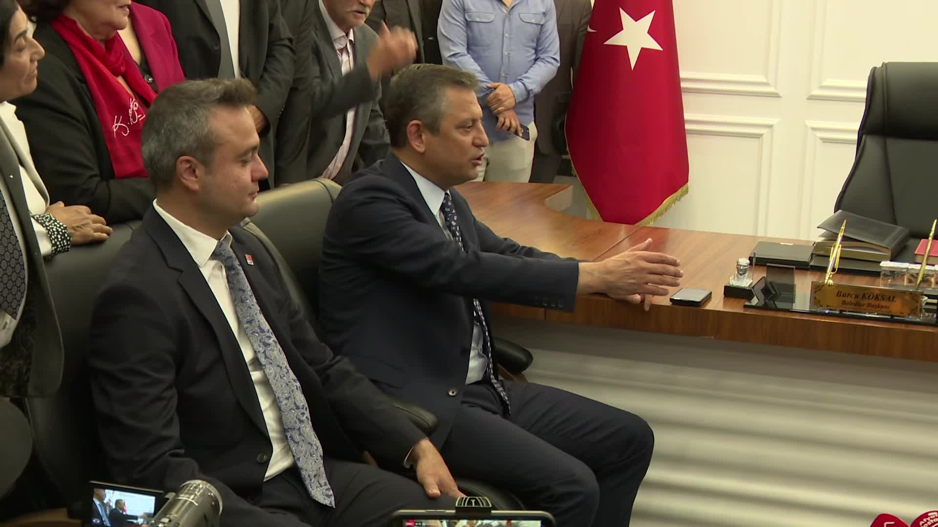 ÖZGÜR ÖZEL AFYONKARAHİSAR’DA... “GÖRECEKSİNİZ YARISI KADAR PARAYLA İKİ KATI İŞ YAPACAĞIZ”