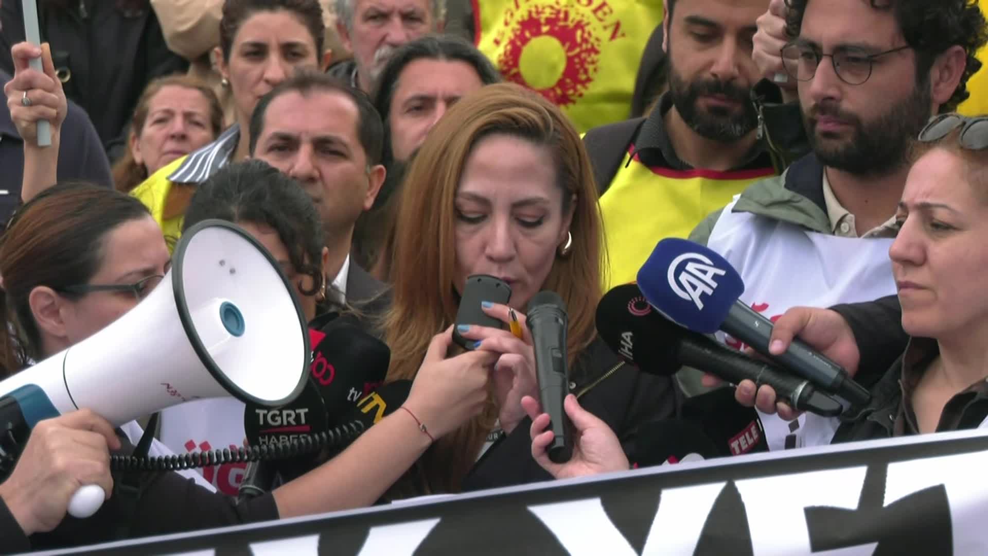 İSTANBUL'DA EĞİTİM SENDİKALARINDAN “ÖĞRETMEN CİNAYETİ”NE PROTESTO: “CEZASIZLIK POLİTİKALARI, ŞİDDET SUÇU İŞLEYEN PROBLEMLİ KİŞİLERİ CESARETLENDİRMEKTEDİR”
