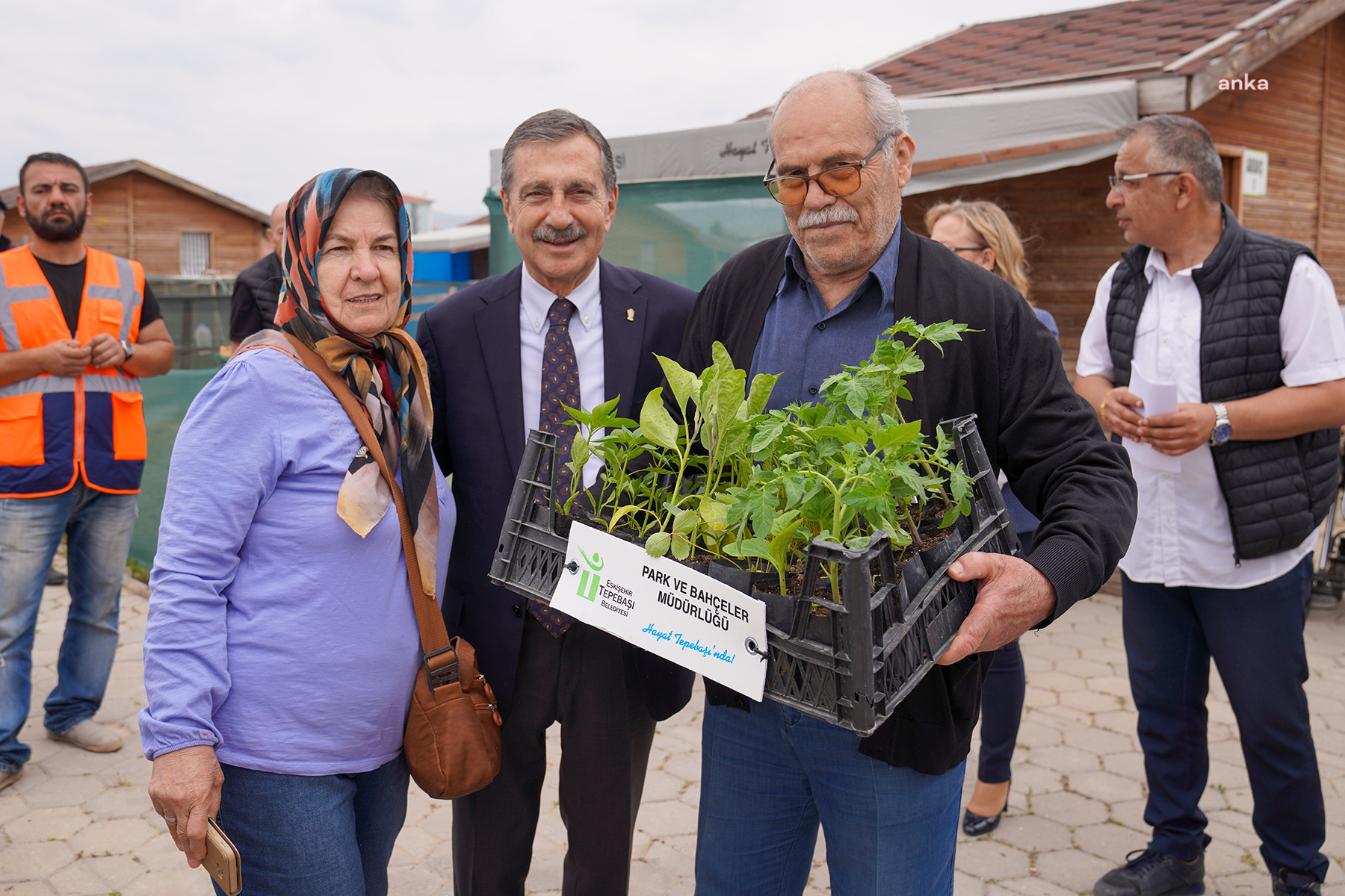 TEPEBAŞI BELEDİYESİ’NİN GÖNÜLLÜ BAHÇELERİ’NDE FİDE DAĞITIMI