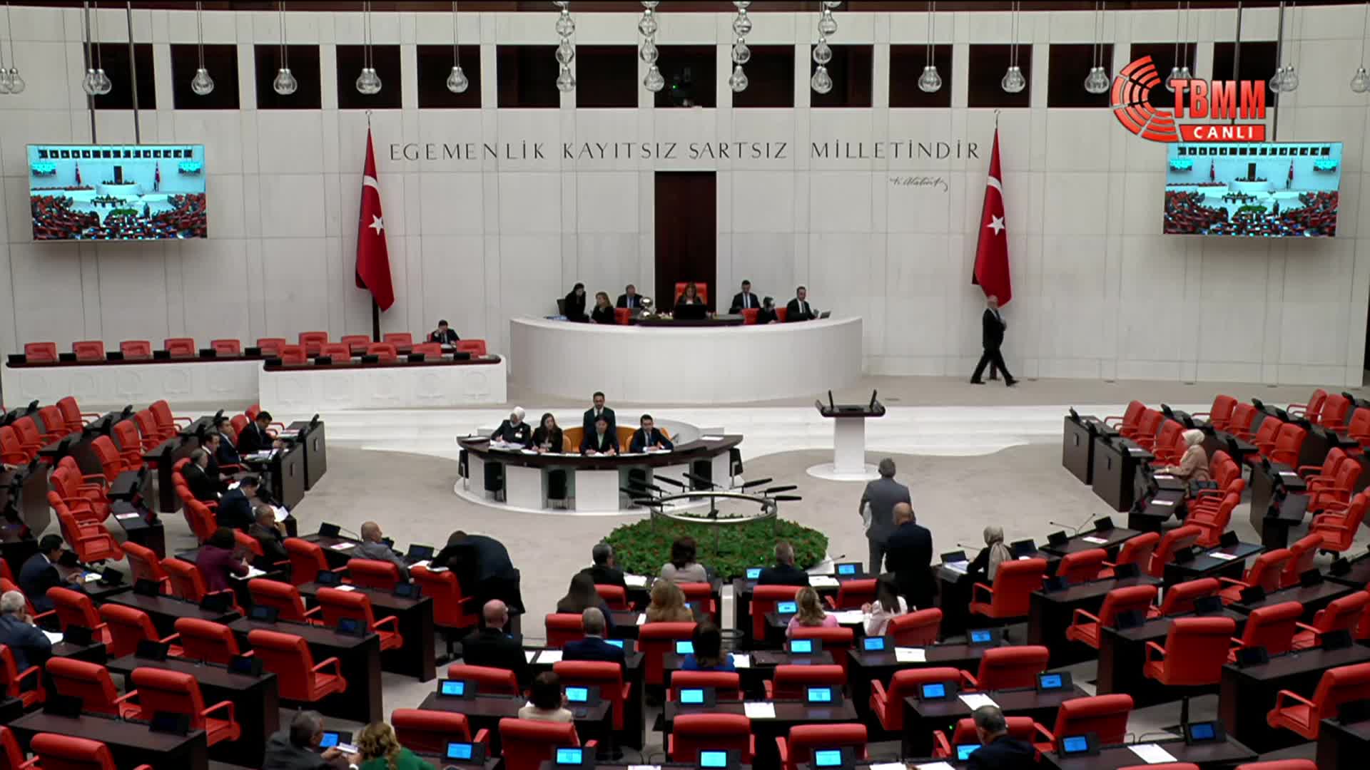 CHP'Lİ ADIGÜZEL GENEL KURULU'NDA ARICI KIYAFETİ GİYEREK KONUŞTU: "BU YIL ARICILIK SEKTÖRÜNDEN KOPUŞ YÜZDE 30’UN ÜZERİNDE"