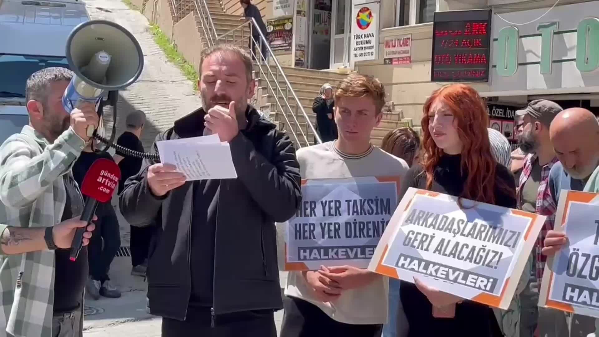 ARTVİN DEMOKRASİ PLATFORUMU, 1 MAYIS GÖZALTILARINI PROTESTO ETTİ: "KORKMUYORUZ, EŞİTLİK ÖZGÜRLÜK VE ADALET MÜCADELENİZDEN ASLA VAZGEÇMEYECEĞİZ”