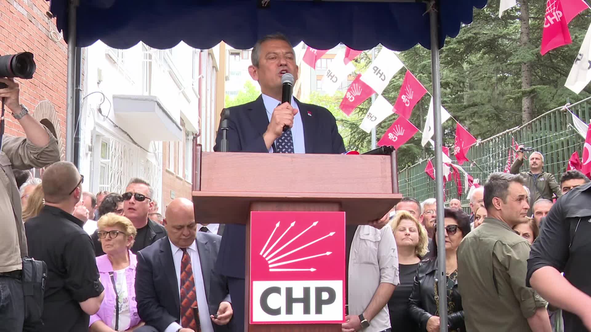 ÖZGÜR ÖZEL ESKİŞEHİRDE: "YÜKSEK NOT ALANI AİLESİ MUHALİF DİYE GERİDE BIRAKIP, DÜŞÜK NOT ALANI AK PARTİ'DEN TORPİLLİ DİYE İLERİ ALAN SİSTEMİ DEVAM ETTİRECEKLERİ ANLAŞILIYOR"