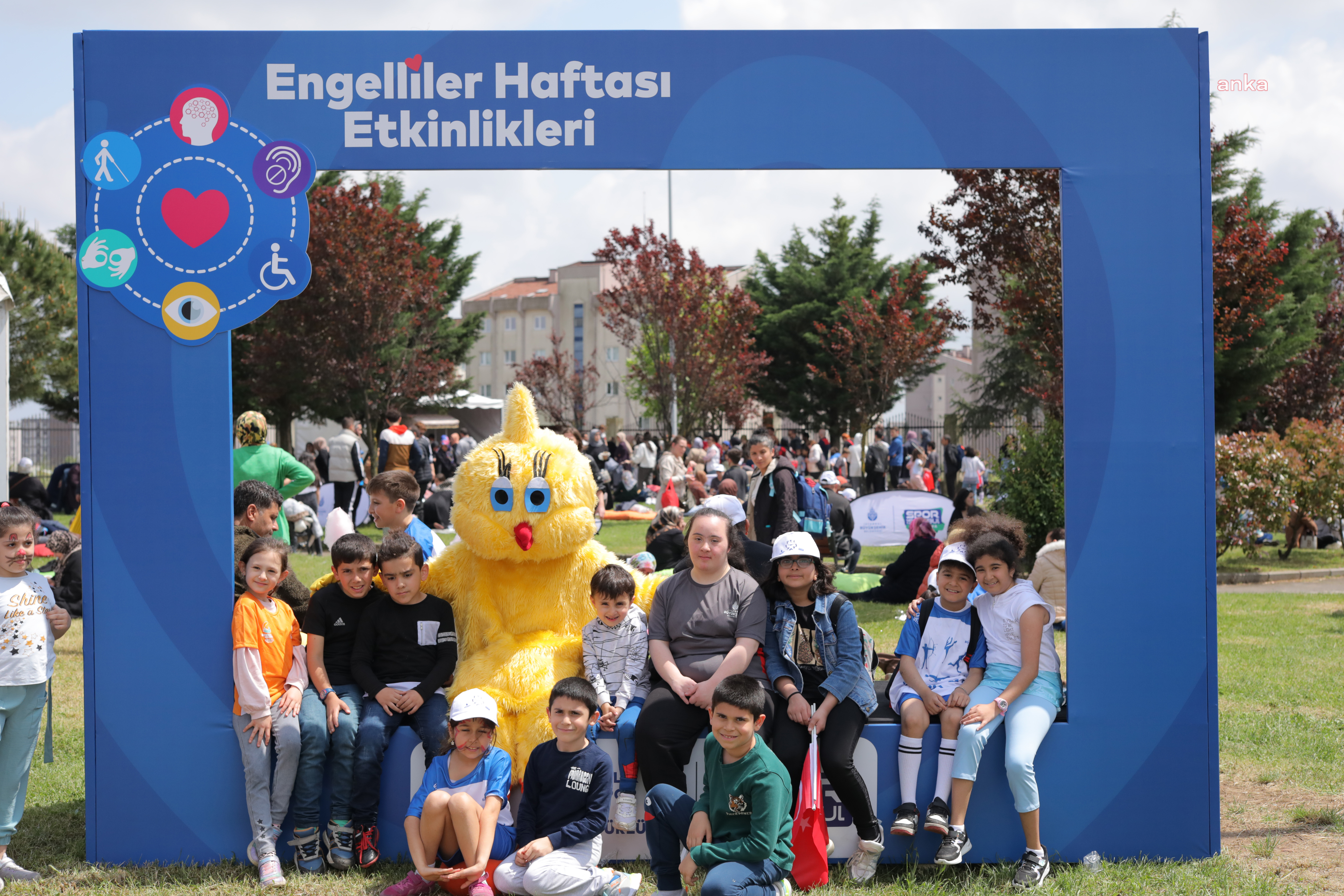FARKINDALIK İÇİN ENGELLİLERLE 3 BİN KİŞİLİK BULUŞMA