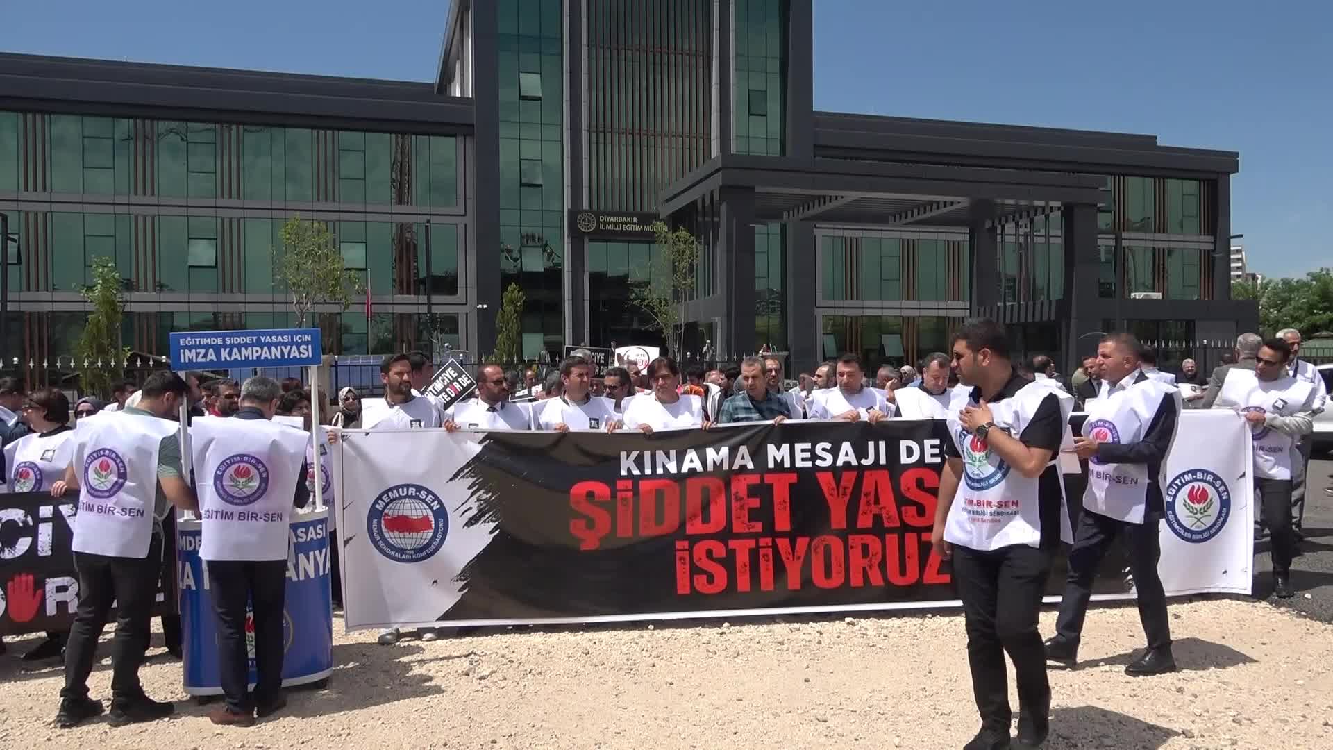 DİYARBAKIR’DA İŞ BIRAKAN EĞİTİMCİLER, ŞİDDETE KARŞI YASAL DÜZENLEME İSTEDİ