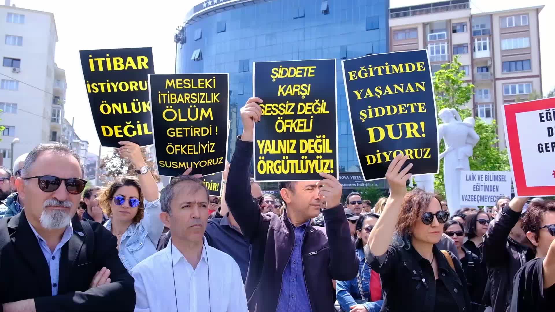 ESKİŞEHİR’DE ÖĞRETMENLER OKULLARDAKİ ŞİDDETE KARŞI EYLEM YAPTI