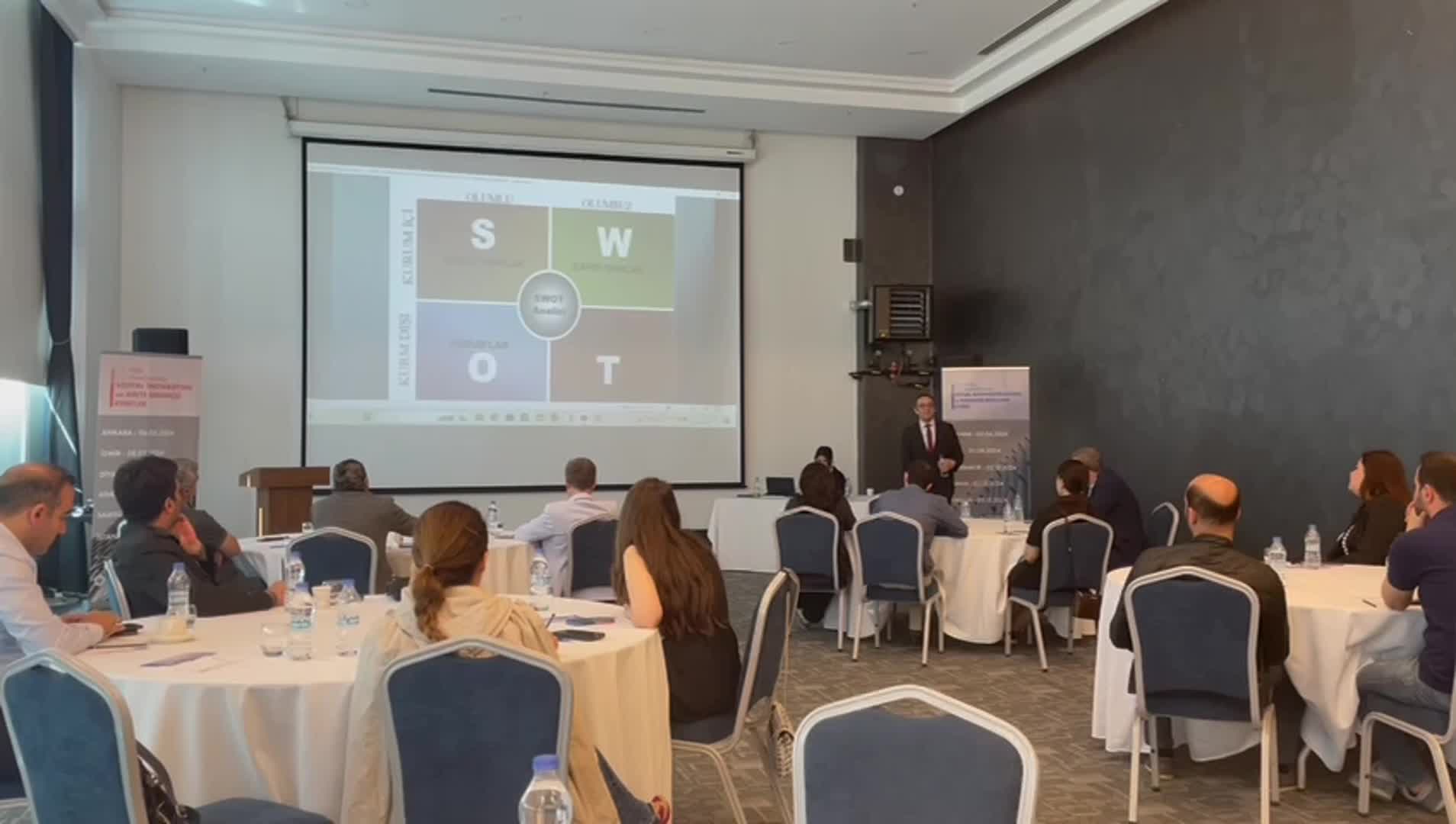 ABD’Lİ UZMAN, DİYARBAKIR’DA YEREL YÖNETİMLERE ‘'AFETE DİRENÇLİ KENT'’ EĞİTİMİ VERDİ