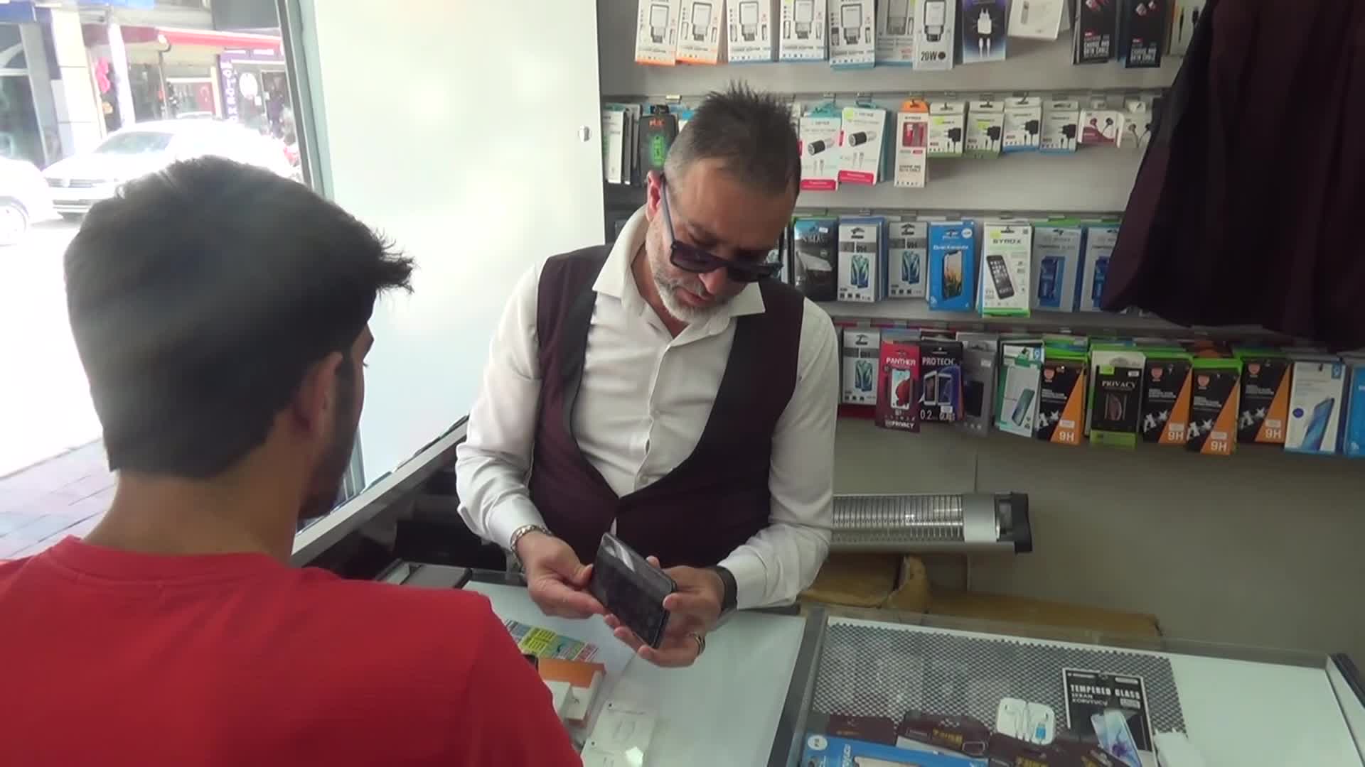 OSMANİYELİ TELEFONCU: "MİLLET HEP ESKİ TELEFONA YÖNELİYOR, KIRIK TELEFONUNU YAPTIRMAYA ÇALIŞIYOR"