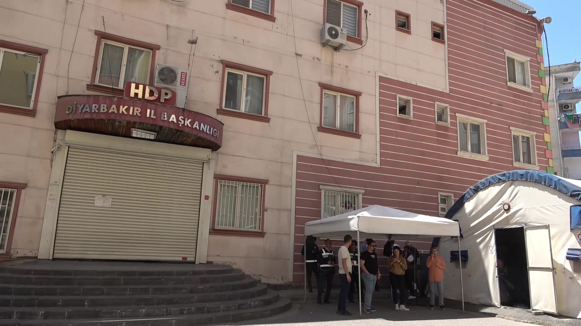 DİYARBAKIR''DA ''EVLAT NÖBETİ''  TUTAN ANNELER, ANNELER GÜNÜ’NE BURUK GİRİYOR
