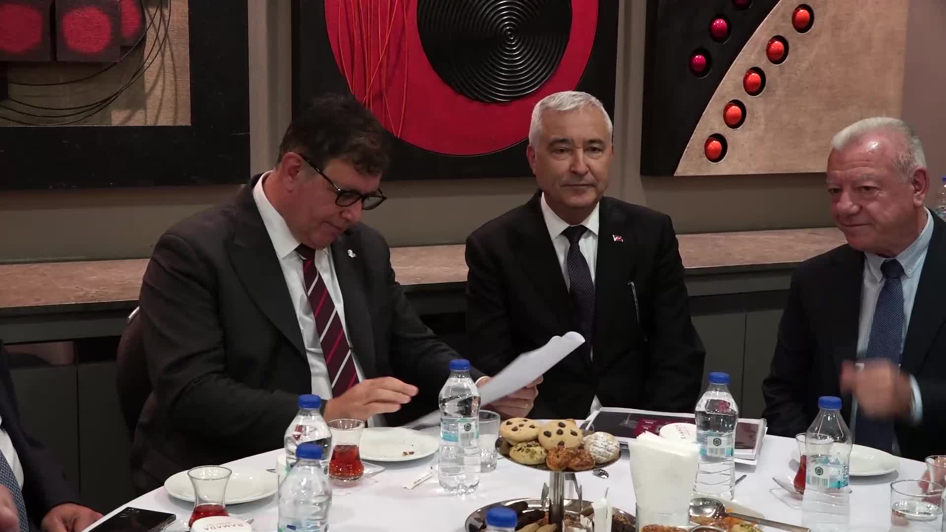 İZMİR BÜYÜKEŞHİR BELEDİYE BAŞKANI TUGAY VE KEMALPAŞA BELEDİYE BAŞKANI TÜRKMEN, KEMALPAŞALI İŞ İNSANLARI İLE BULUŞTU
