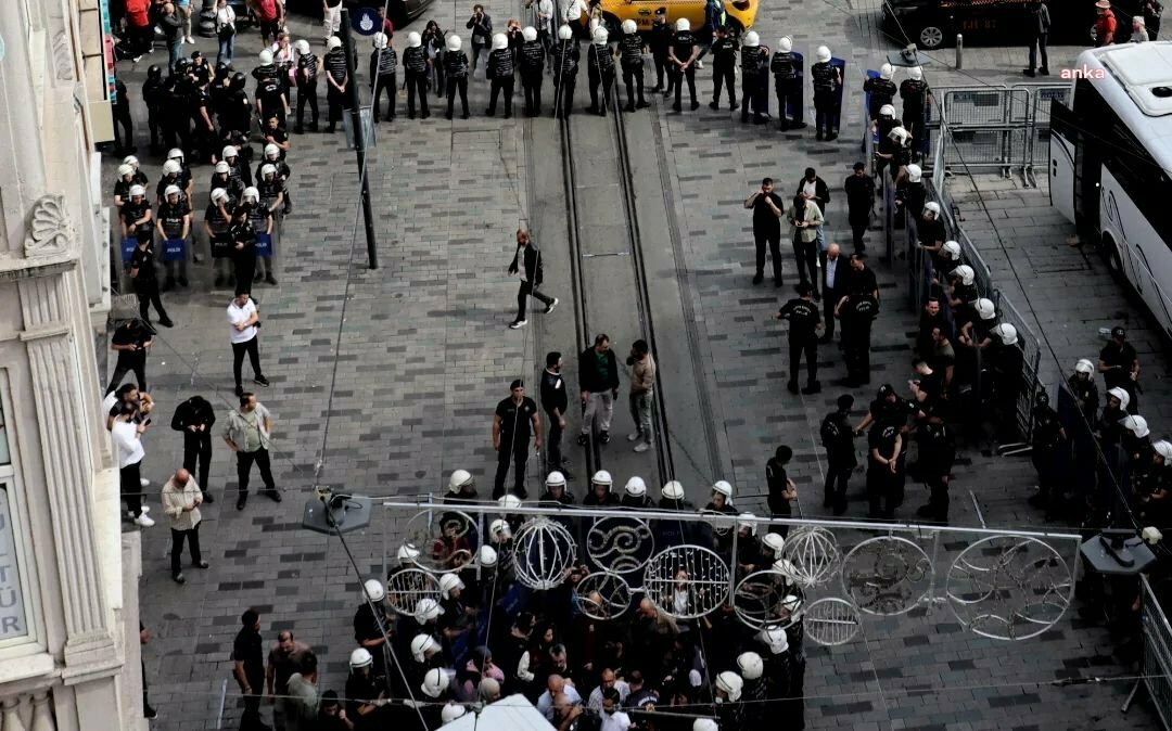 CUMARTESİ ANNELERİ'NİN BİNİNCİ KEZ TOPLANMASI FRANSIZ LE MONDE GAZETESİNİN ANA SAYFASINDA...