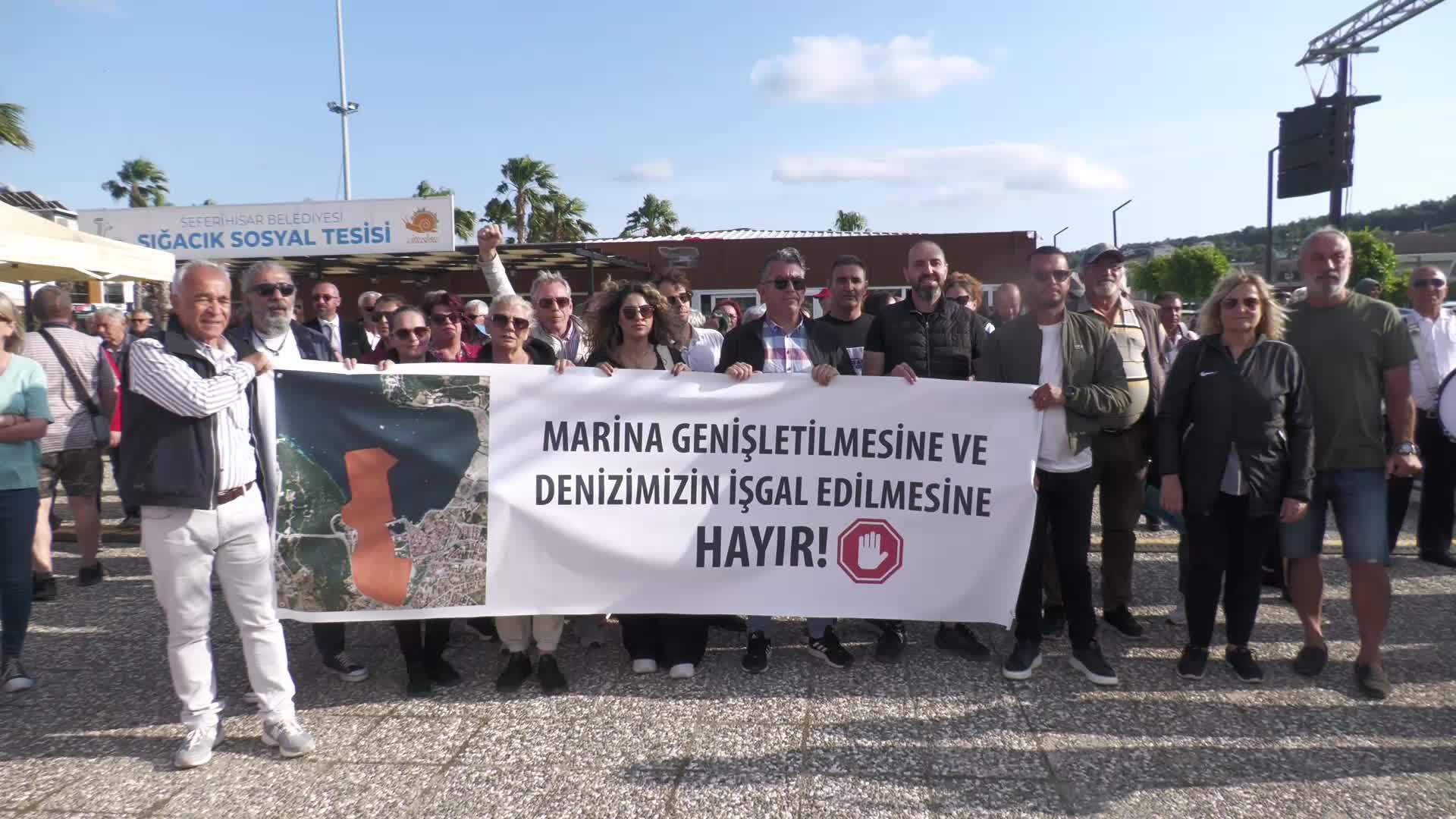 SEFERİHİSAR SIĞACIK'TA MARİNANIN GENİŞLETİLMESİNE KARŞI EYLEMLER SÜRÜYOR... BELEDİYE BAŞKANI YETİŞKİN: "GEREKİRSE İNŞAAT ALANINDA ÇADIR KURACAĞIZ"