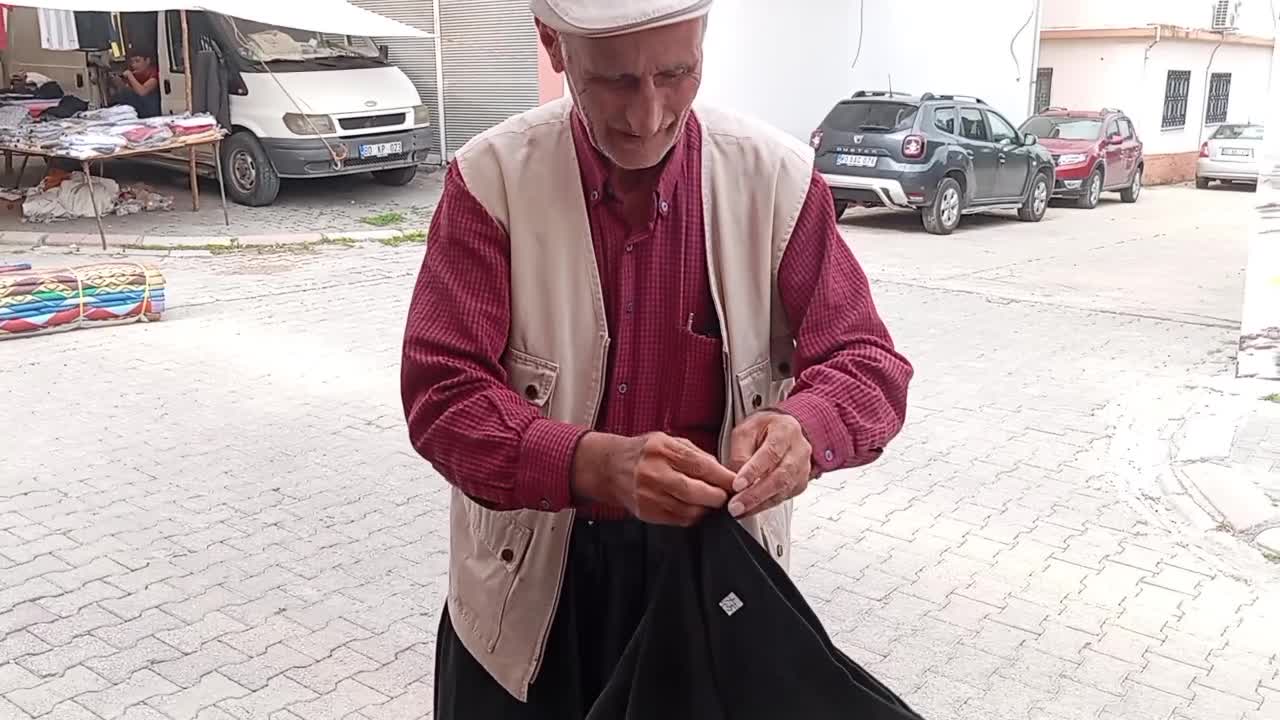 YAŞLILIK MAAŞI YETMEDİĞİ İÇİN ŞALVAR SATAN KADİRLİLİ VATANDAŞ: "ŞİMDİ 'AL GÜLÜM VER GÜLÜM' DİYORLAR, VERESİYE DEVRİ BİTTİ"