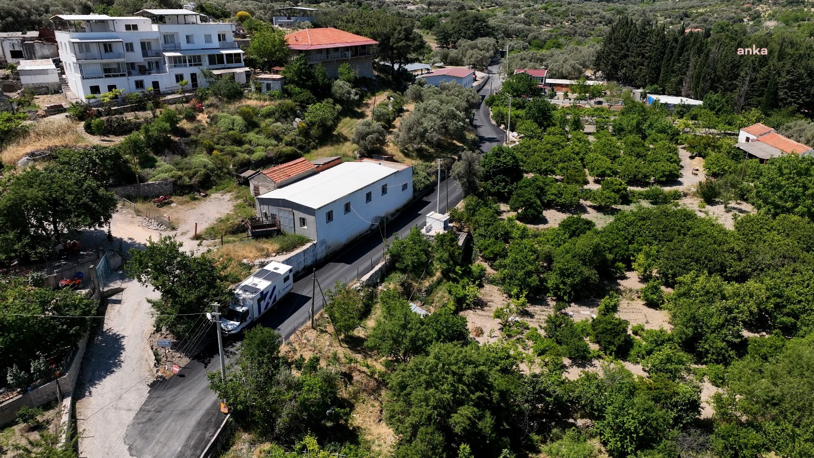 İZMİR BÜYÜKŞEHİR BELEDİYESİ ÜÇ İLÇEDE 14 KM YOL ASFALTLIYOR