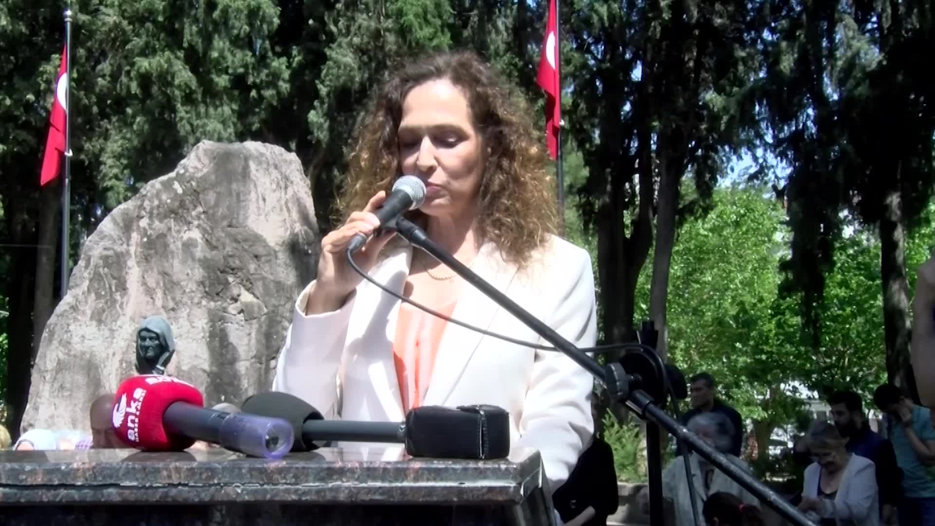 ZÜBEYDE HANIM, ANNELER GÜNÜ'NDE İZMİR'DE ANIT KABRİ BAŞINDA ANILDI