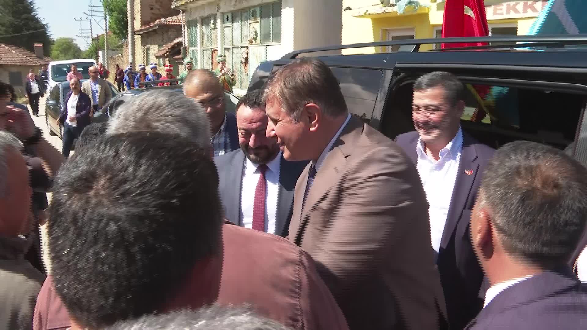 İZMİR BÜYÜKŞEHİR BELEDİYE BAŞKANI TUGAY, ÖDEMİŞ’TE HELVİŞ BAYRAMI’NA KATILDI: “SİZE HİZMET İÇİN BURADAYIZ”