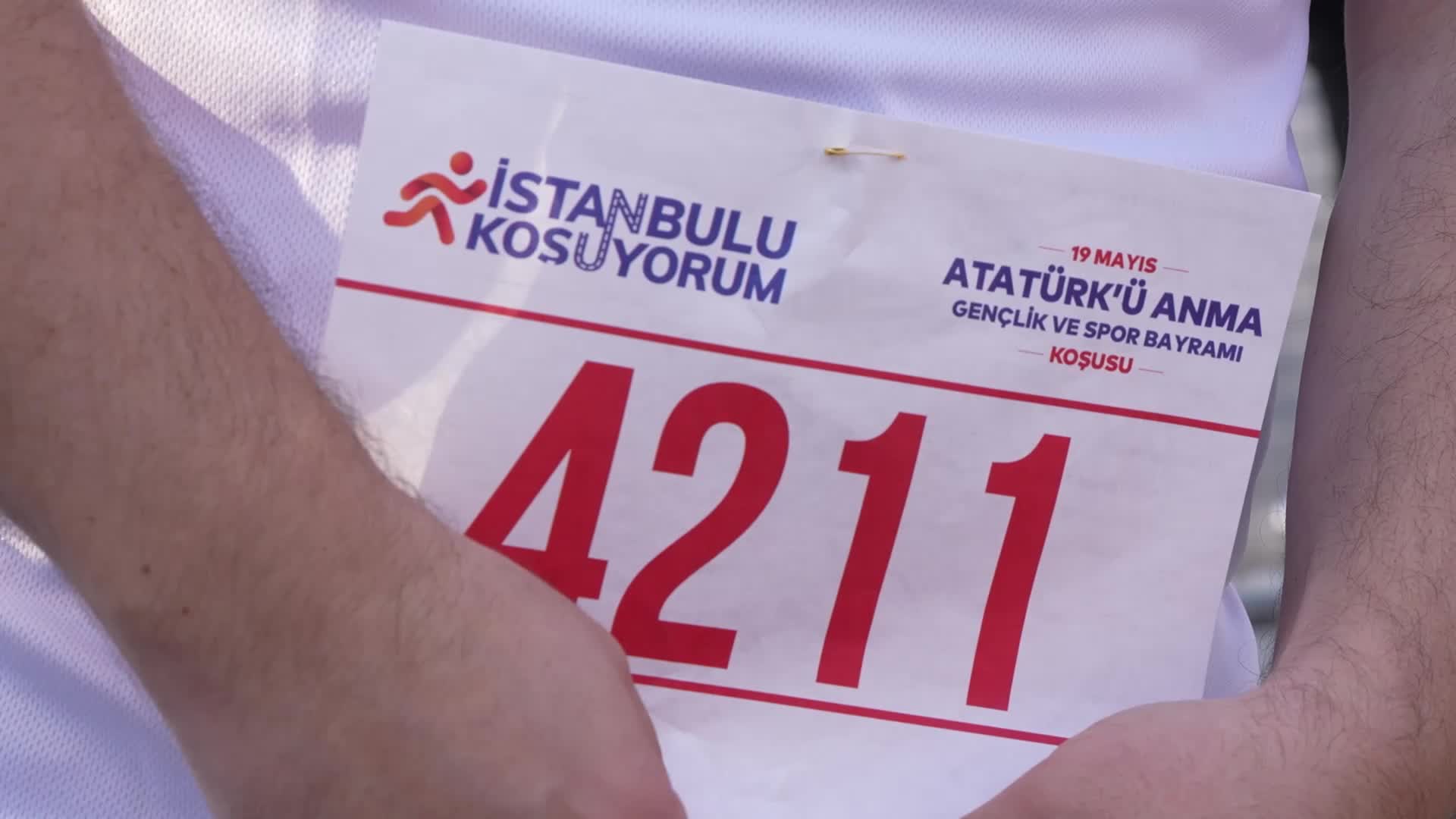 İSTANBUL'DA BİNLERCE KİŞİ 19 MAYIS COŞKUSUYLA KOŞTU