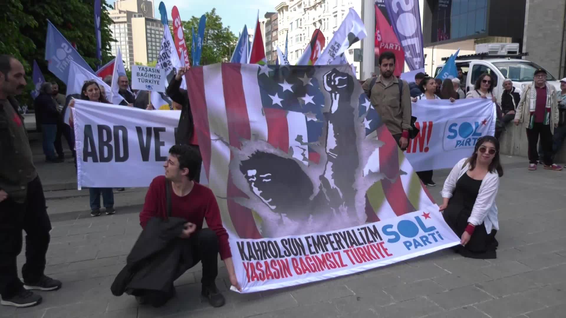 SOL PARTİ’DEN İSTANBUL’DA “BAĞIMSIZLIK” YÜRÜYÜŞÜ: “NE YAPARLARSA YAPSINLAR BU ÜLKENİN DEVRİMCİLERİNİ YIKAMADILAR, YIKAMAYACAKLAR"