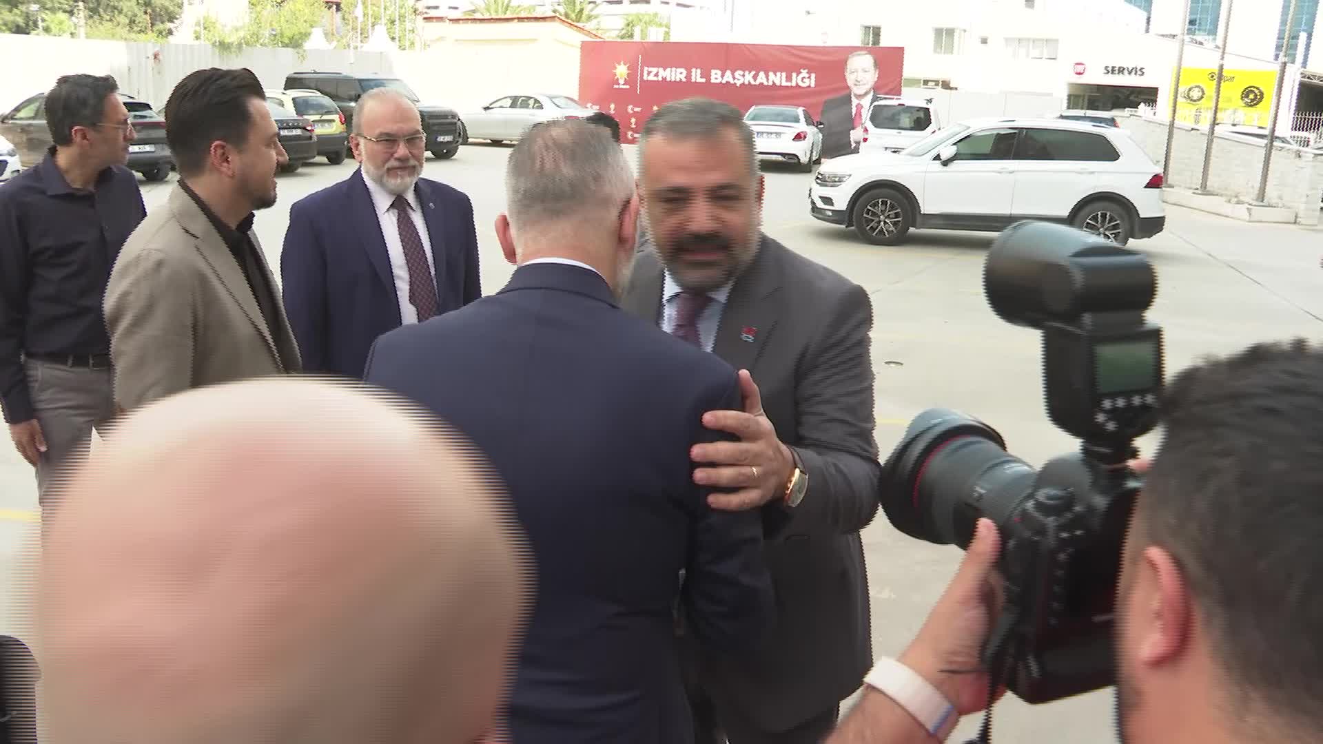 BAŞKAN TUGAY, AKP İL BAŞKANLIĞI ZİYARETİNDE İŞ BİRLİĞİ MESAJI VERDİ: “İZMİR DAHA GÜZEL GÜNLER GÖRECEK”