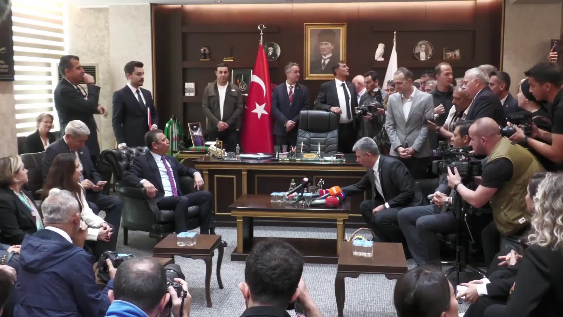 ÖZGÜR ÖZEL SOMA’DA… “SOMA’YA ADALET GELMEDEN ÖZGÜR ÖZEL HAYATA GÖZLERİNİ YUMAMAZ, GÖZÜ AÇIK GİDER”