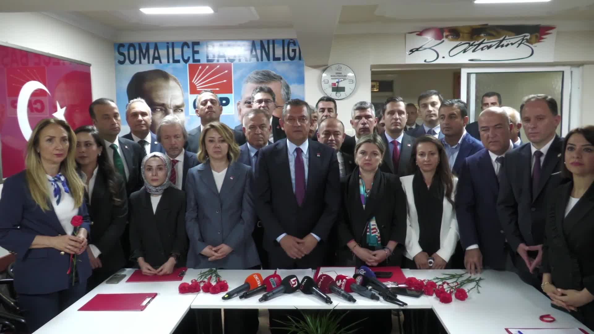 CHP MYK, SOMA’DA TOPLANDI… ÖZGÜR ÖZEL, MADENİN PATRONUNA SESLENDİ: ''BİZ UNUTMADIK, UNUTMAYACAĞIZ, UNUTTURMAYACAĞIZ. SANA BUNUN HESABINI SORMADAN ÖLÜP GİDERSEM GÖZÜM AÇIK GİDECEK''