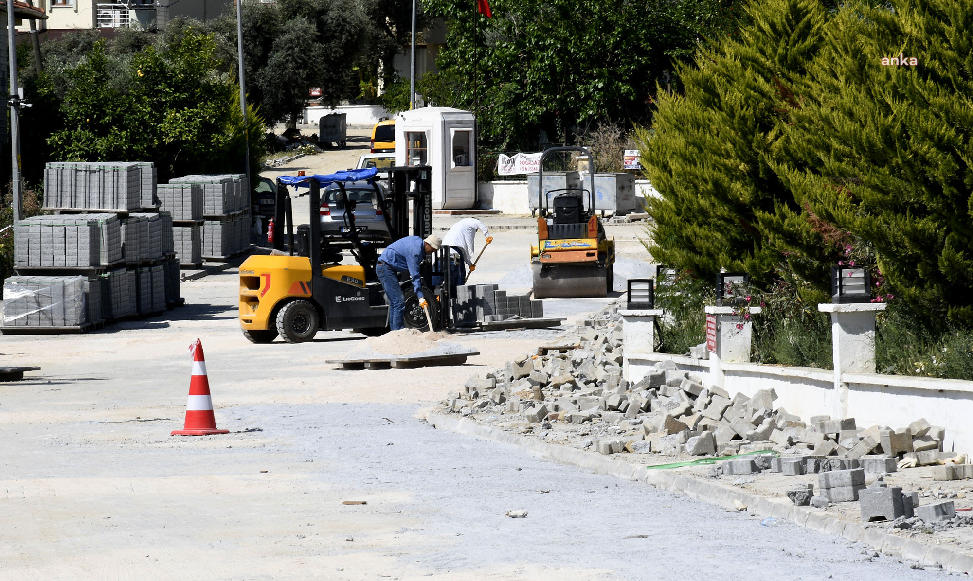 KUŞADASI BELEDİYESİ, YOL YAPIM ÇALIŞMALARINI SÜRDÜRÜYOR