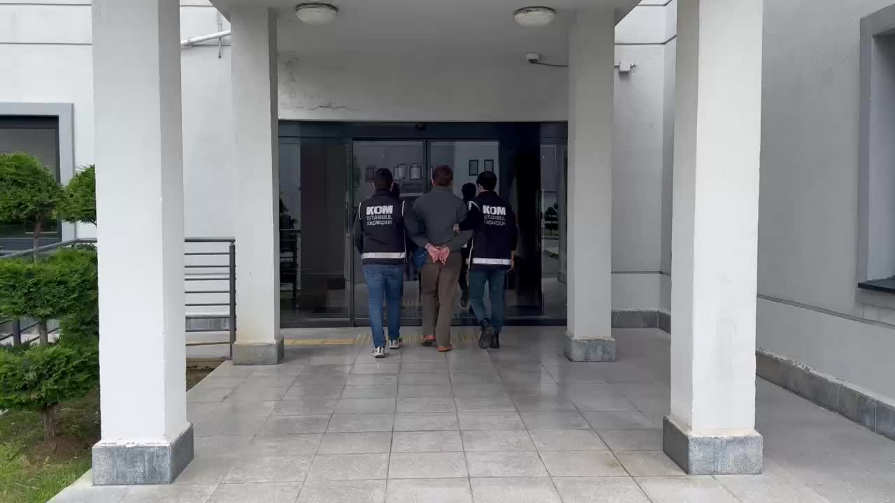 İSTANBUL HAVALİMANI'NDAKİ ZEHİR OPERASYONUNDA GÖZALTINA ALINAN ABD'Lİ MÜZE MÜDÜRÜ ADLİYEYE SEVK EDİLDİ
