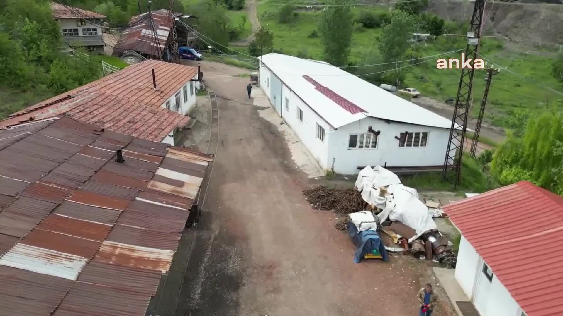 ÇORUM’DA ÜCRETSİZ İZNE ÇIKARILAN İŞÇİLERİN EYLEMİ DEVAM EDİYOR: "MADENCİLER DEPREMDE KIYMETLİ. ANKARA'DA 'BAŞ TACIMIZSINIZ' DİYE PLAKET VERDİLER. NEREDE O BAŞ TAÇLARI"