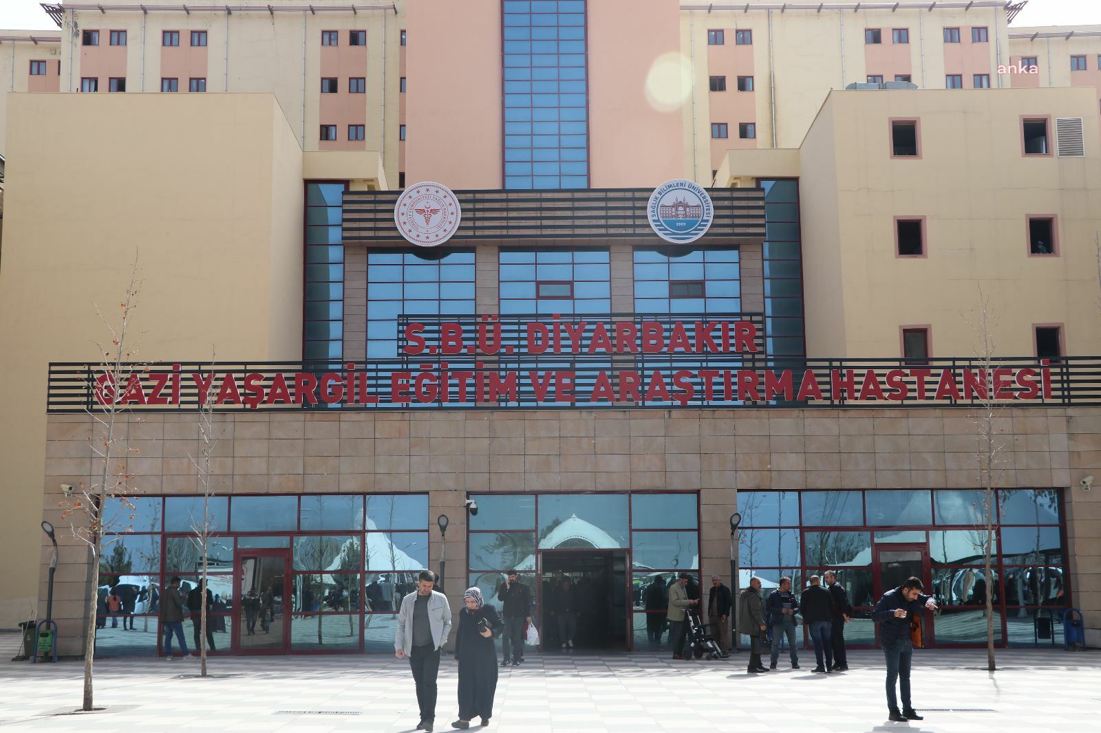 DİYARBAKIR’DA ZEHİRLENME ŞÜPHESİYLE TEDAVİ ALTINA ALINAN HÜKÜMLÜ VE CEZAEVİ PERSONELİ TABURCU EDİLDİ
