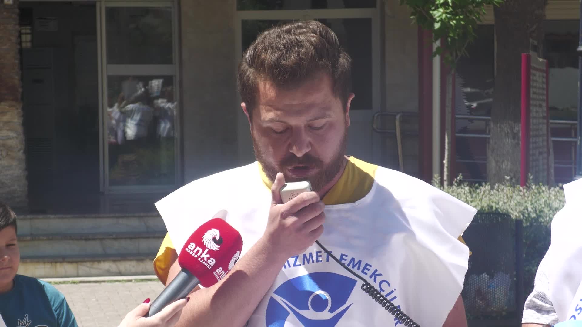 HEMŞİRELER, İZMİR'DE ÖZLÜK HAKLARININ İYİLEŞTİRİLMESİ TALEBİYLE AÇIKLAMA YAPTI: "HEMŞİRE AÇIĞI KAPATILMALI, İŞ YÜKÜ AZALTILMALIDIR"
