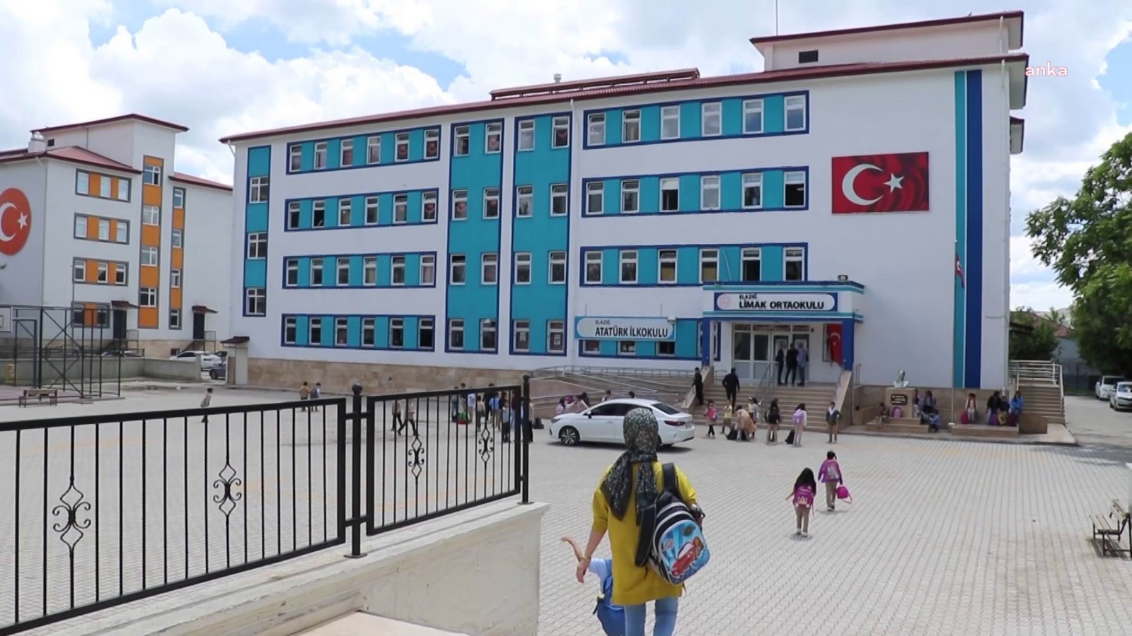 ELAZIĞ'DA ORTAOKUL ÖĞRETMENİ, DERSTE KOPYA ÇEKERKEN YAKALADIĞI ÖĞRENCİSİ TARAFINDAN BIÇAKLA YARALANDI