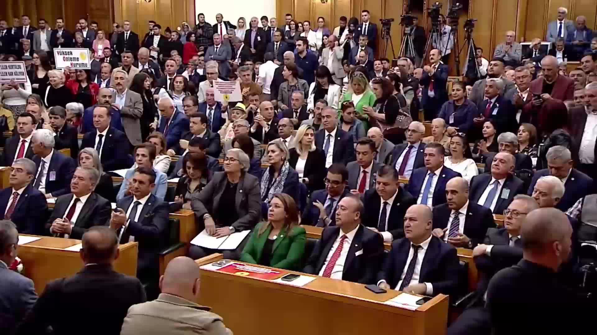 ÖZGÜR ÖZEL: "BELEDİYE YATIRIMLARIMIZI ENGELLEMEYE ÇALIŞANLARLA MİLLETİN HUZURUNDA HESAPLAŞIRIZ"