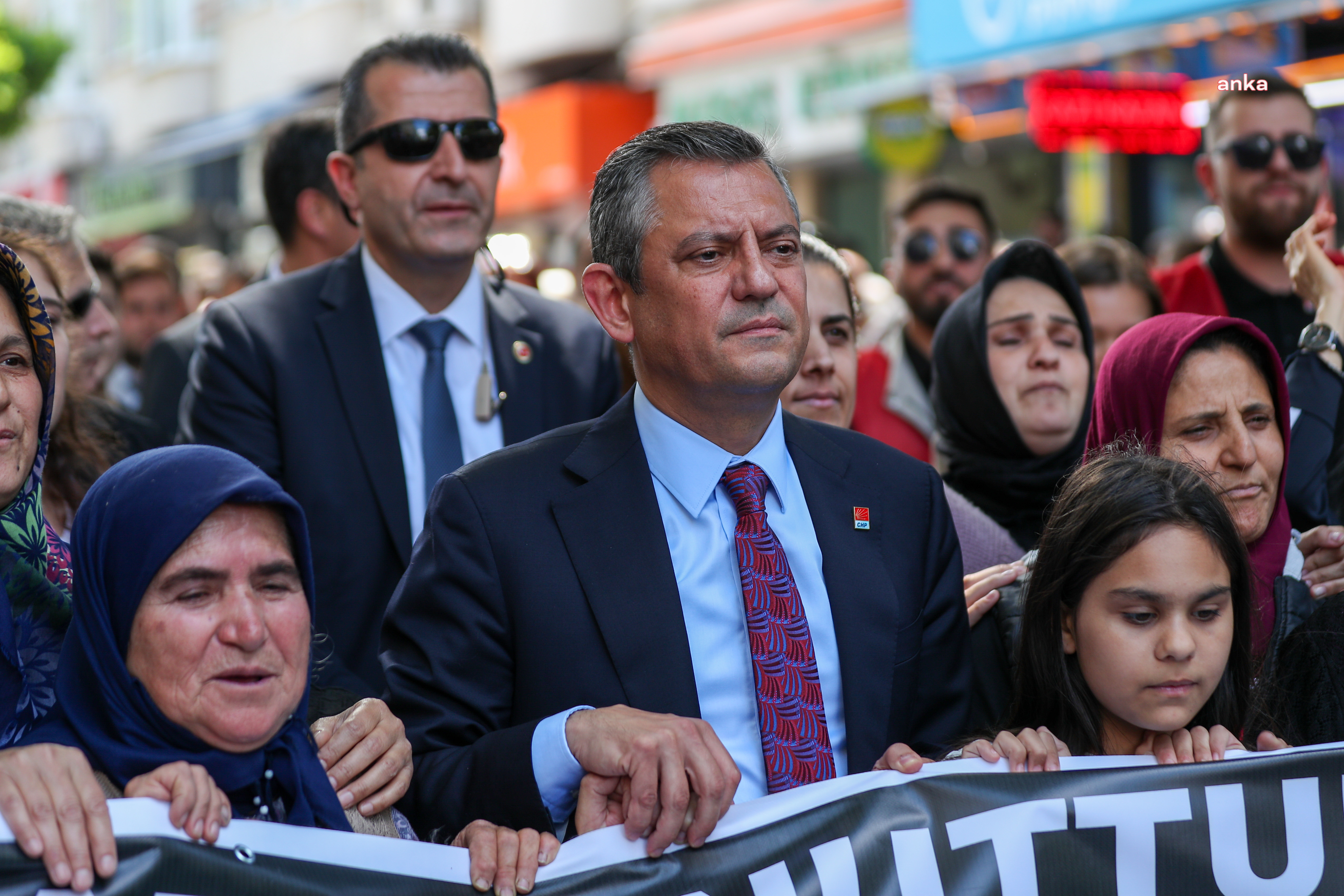 ÖZGÜR ÖZEL: "MADENCİ ŞENOL ZURNALI'YA ALLAH'TAN RAHMET, YARALI MADENCİ SAVAŞ ONUR'A ACİL ŞİFALAR DİLİYORUM"