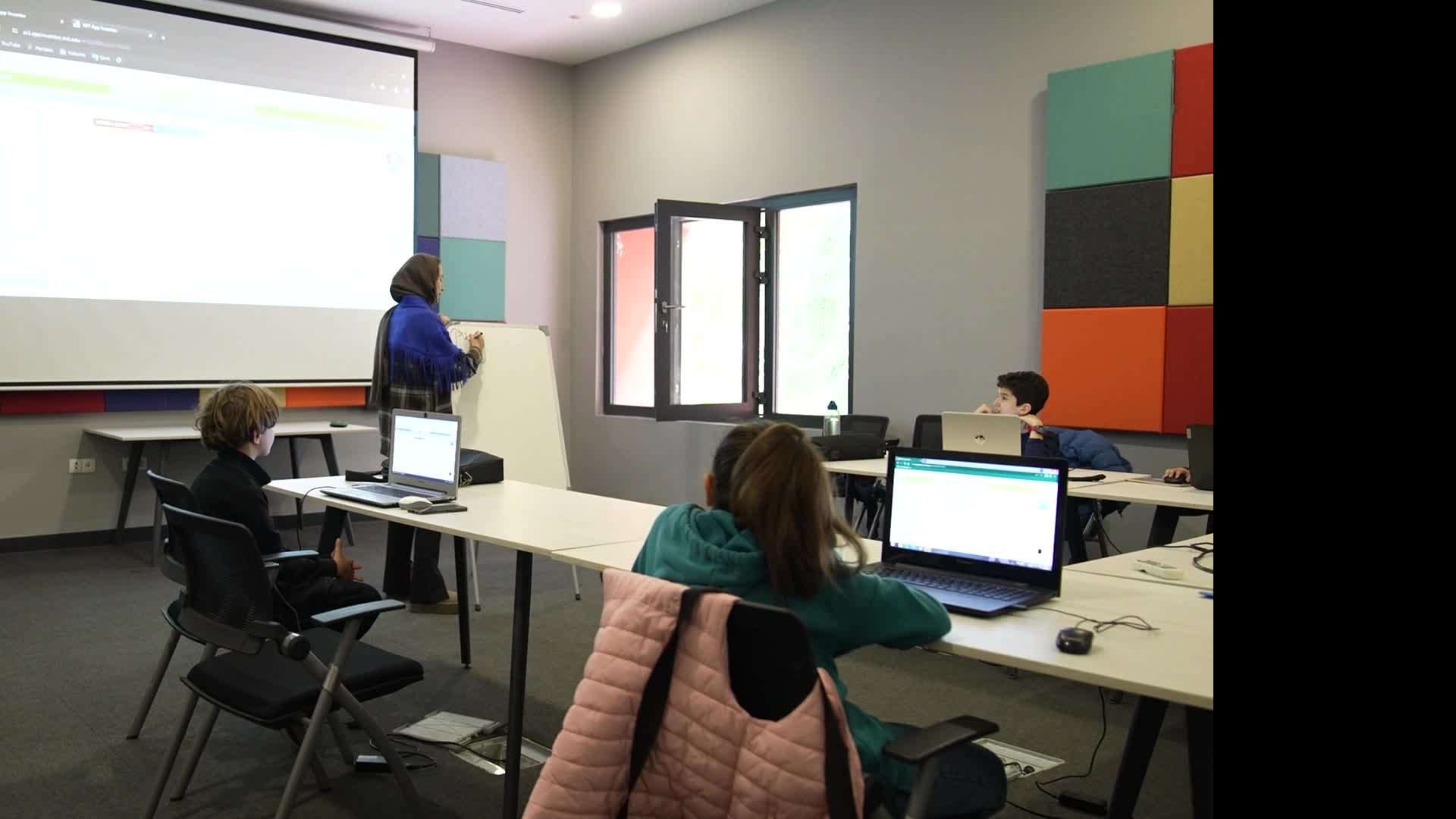KADIKÖY’DE ÇOCUKLAR ROBOTİK KODLAMA İLE HAYALLERİNİ TASARLIYOR