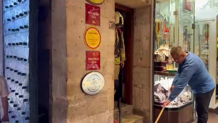 TARİHİ MISIR ÇARŞISI ÇATISINDA ÇIKAN YANGIN KISA SÜREDE SÖNDÜRÜLDÜ