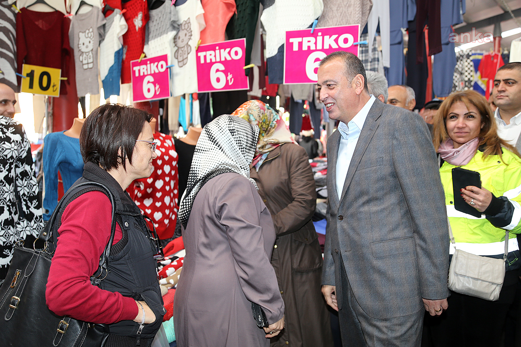 ATAŞEHİR BELEDİYESİ DOLU RİSKİNE KARŞI KAPALI PAZARLARI OTOPARKA DÖNÜŞTÜRDÜ