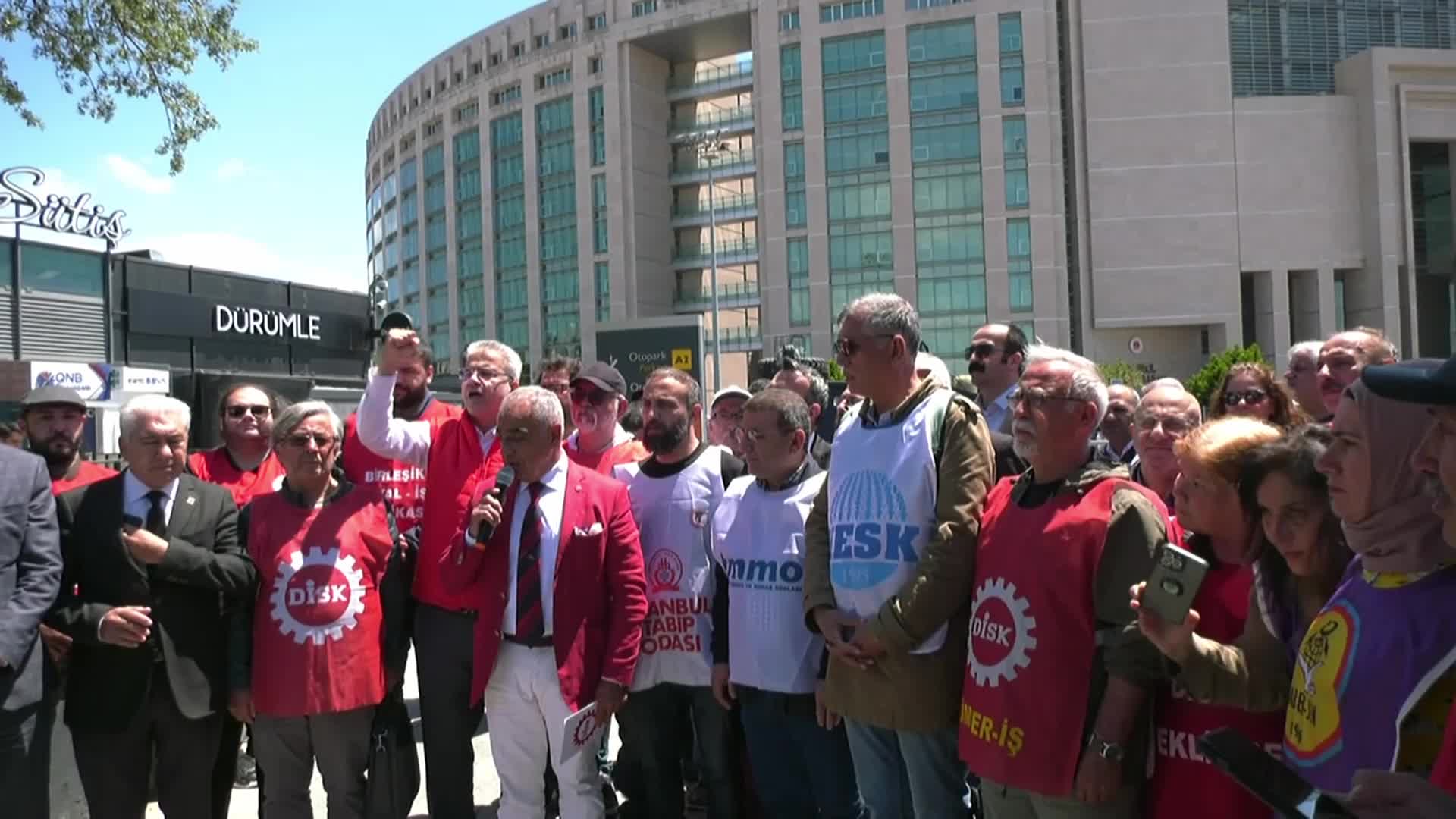 DİSK: ASIL SUÇLU OLAN TAKSİM'İ 1 MAYIS'A YASAKLAYANLARDIR