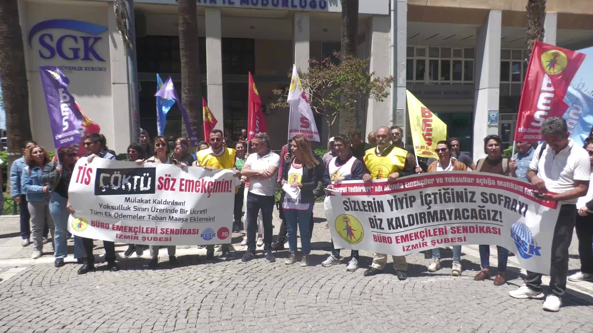 İZMİR'DE KAMU EMEKÇİLERİNDEN TASARRUF PAKETİ TEPKİSİ: KUR KORUMALI MEVDUAT TASARRUFU İLE KÖŞEYİ DÖNENLERDEN TASARRUF YAPIN, EMEKÇİLERDEN DEĞİL