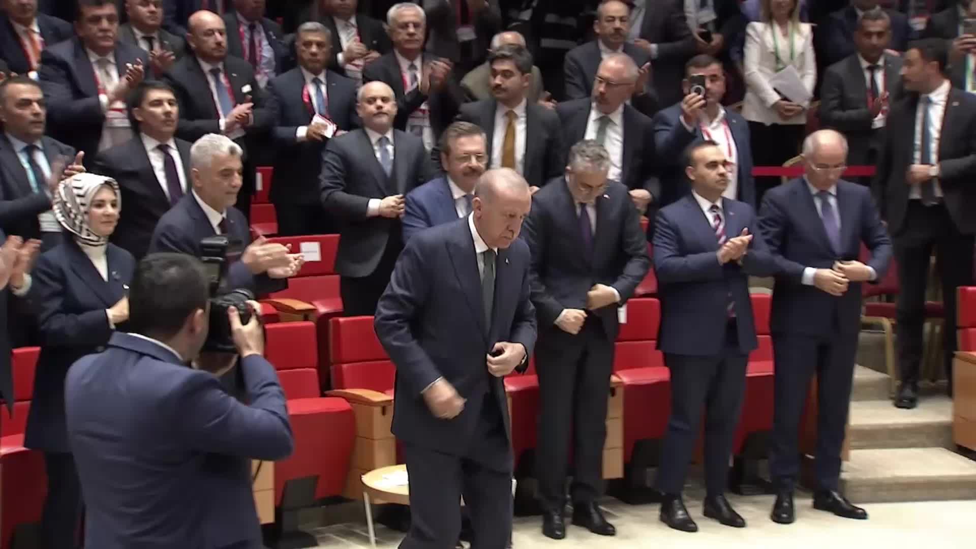 CUMHURBAŞKANI ERDOĞAN: "İSTİHDAM KAPISI OLARAK DEVLETE YÜKLENİLMESİ VAHİM BİR HATADIR"