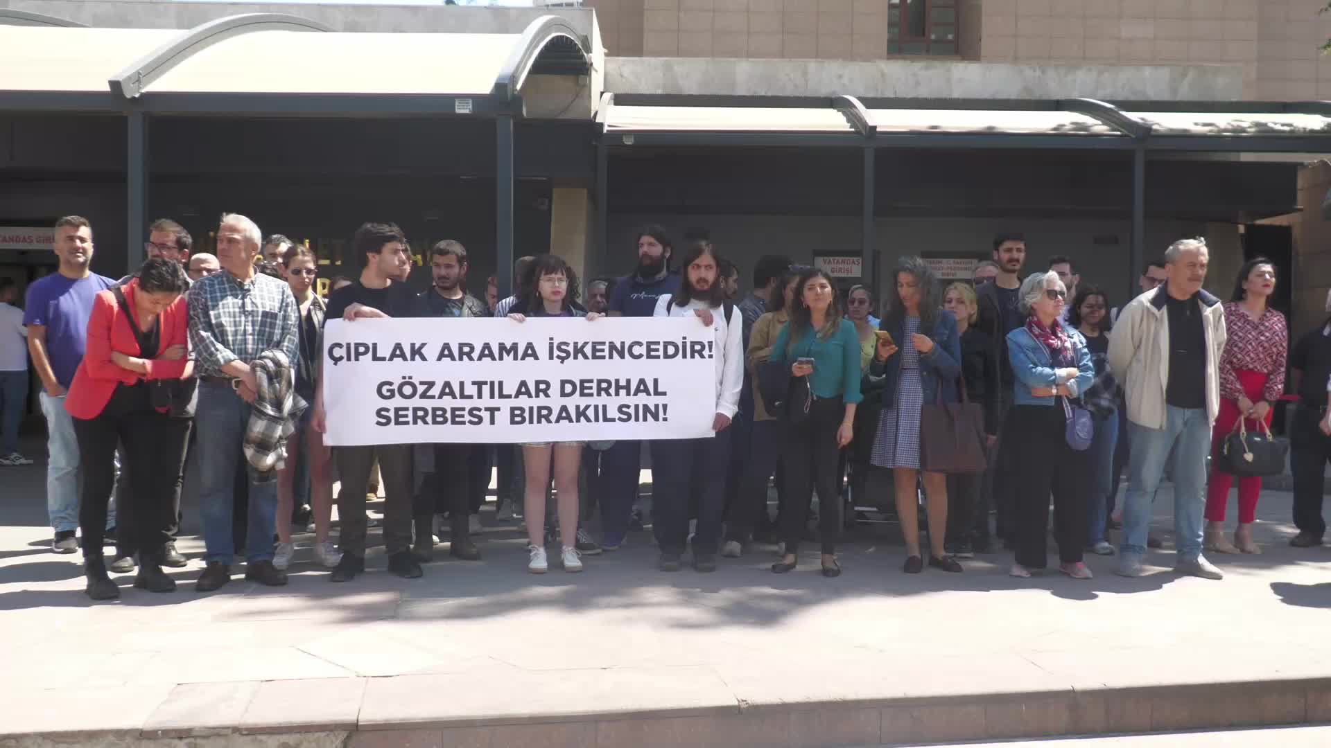 İZMİR'DE VAN PROTESTOSU GÖZALTILARINDA ÇIPLAK ARAMA VE İŞKENCE İDDİASI... İZMİR BAROSU BAŞKANI YILMAZ: "İNSANLIK ONURU İŞKENCEYİ YENECEK"