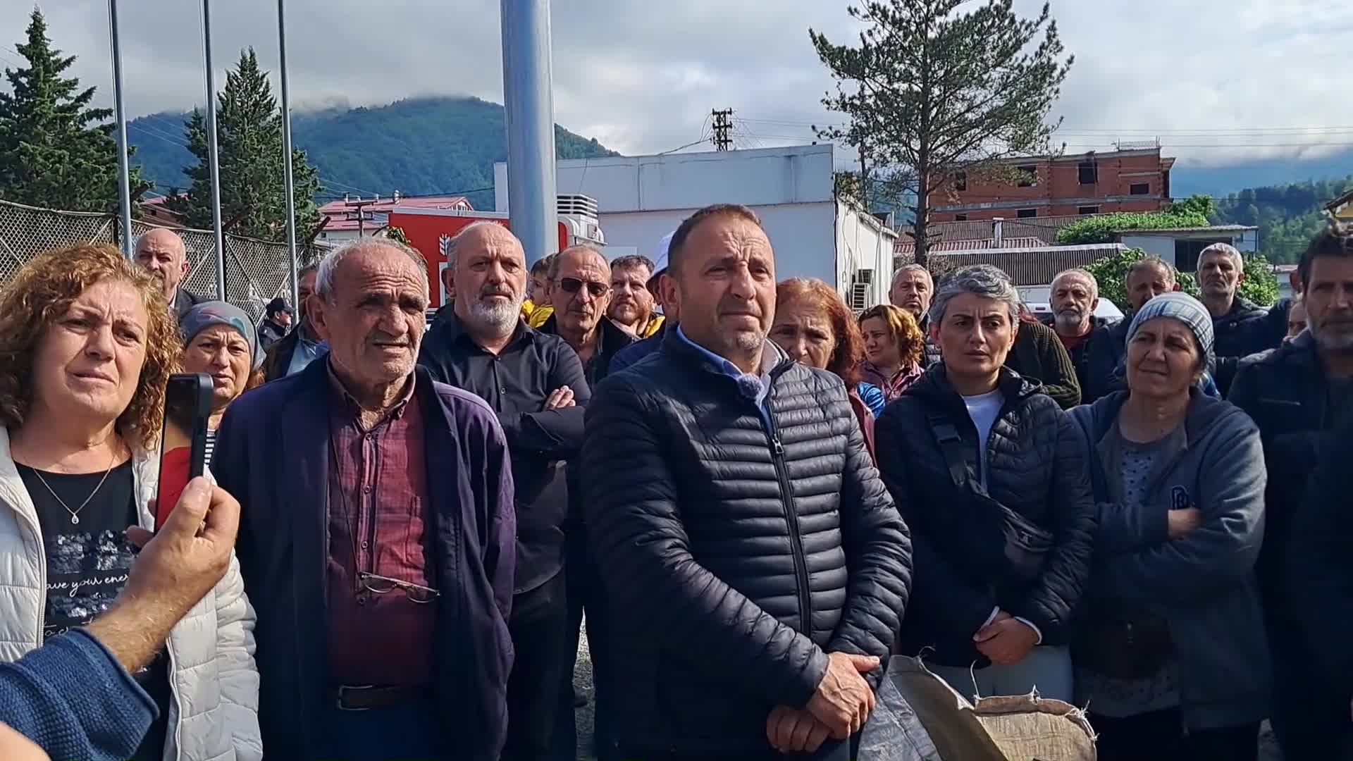 KEMALPAŞALI ÜRETİCİLER, YAŞ ÇAY ALIM FİYATINI ÇAYKUR ÖNÜNDE PROTESTO ETTİ