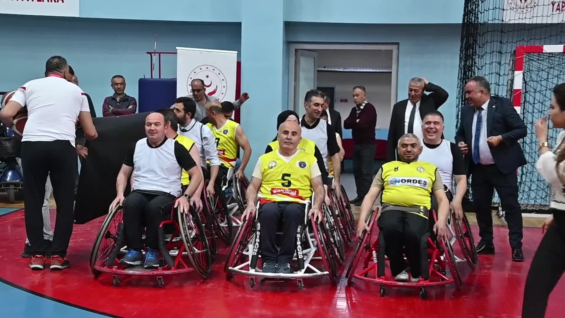 YOZGAT’TA ENGELLİLER BASKETBOL TAKIMI, KURUM MÜDÜRLERİNİN OLUŞTURDUĞU TAKIMLA FARKINDALIK MAÇI YAPTI
