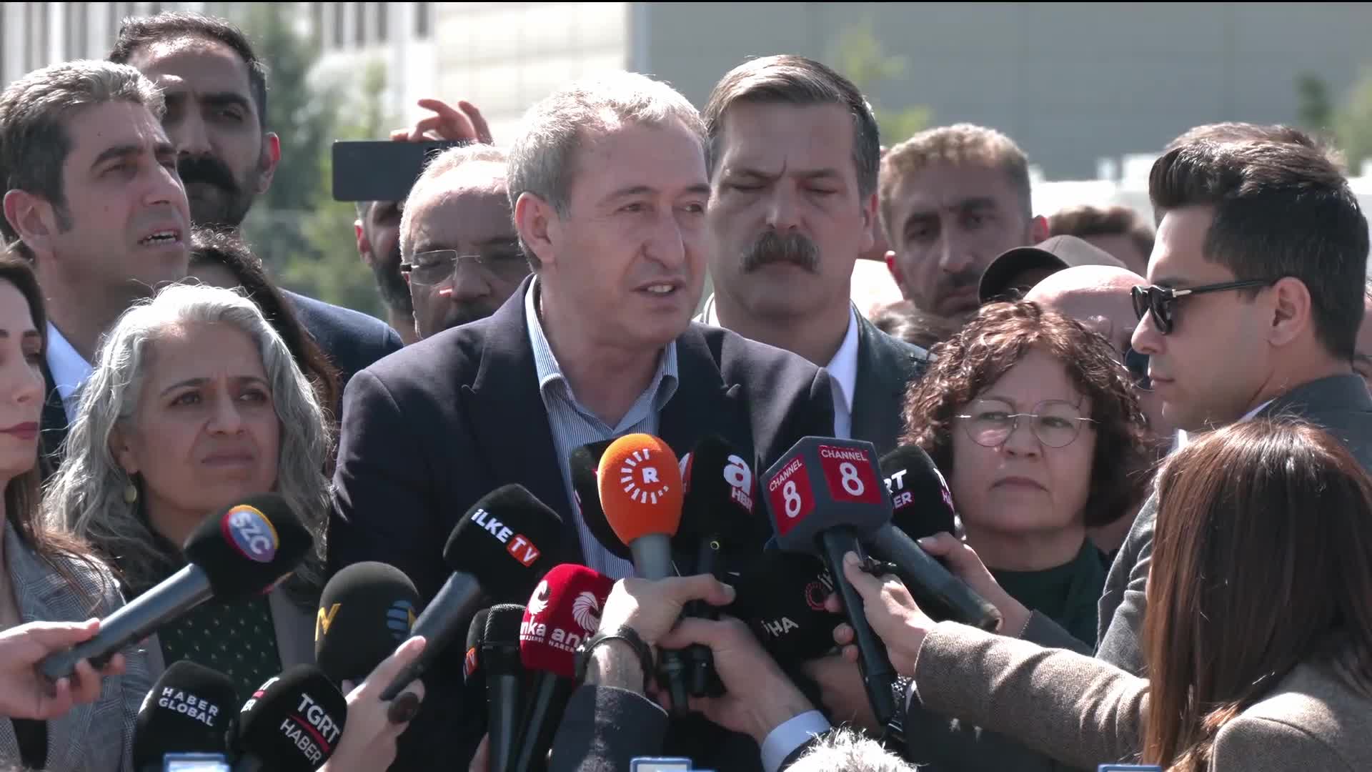 KOBANİ DAVASINDA KARAR BEKLENİYOR… DEM PARTİ’DEN SİNCAN CEZAEVİ ÖNÜNDE AÇIKLAMA: YUMUŞAMADAN, NORMALLEŞMEDEN BAHSEDENLER İÇİN KOBANİ DAVASI BİR DÖNÜM NOKTASI OLACAK
