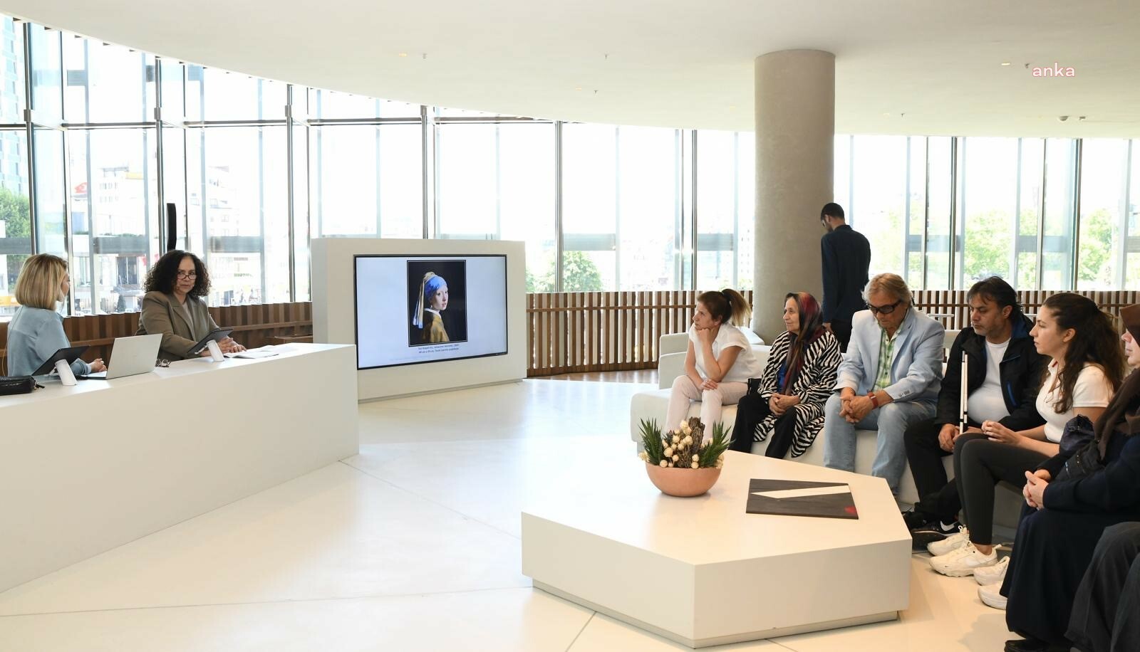 TÜRK TELEKOM, ‘ENGELLİLER HAFTASI’NDA AKM’DE TABLOLARA SES VERDİ