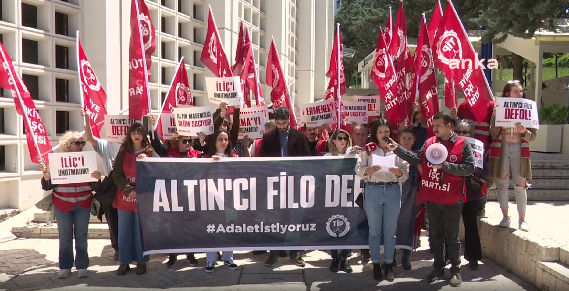 TİP'TEN ALTIN MADENCİLİĞİ KONFERANSINA PROTESTO... "CANSIZ BEDENLERİNE ULAŞARAK TOPRAĞA VERDİĞİMİZ KARDEŞLERİMİZİN HESABINI SORMAK İÇİN BURADAYIZ"